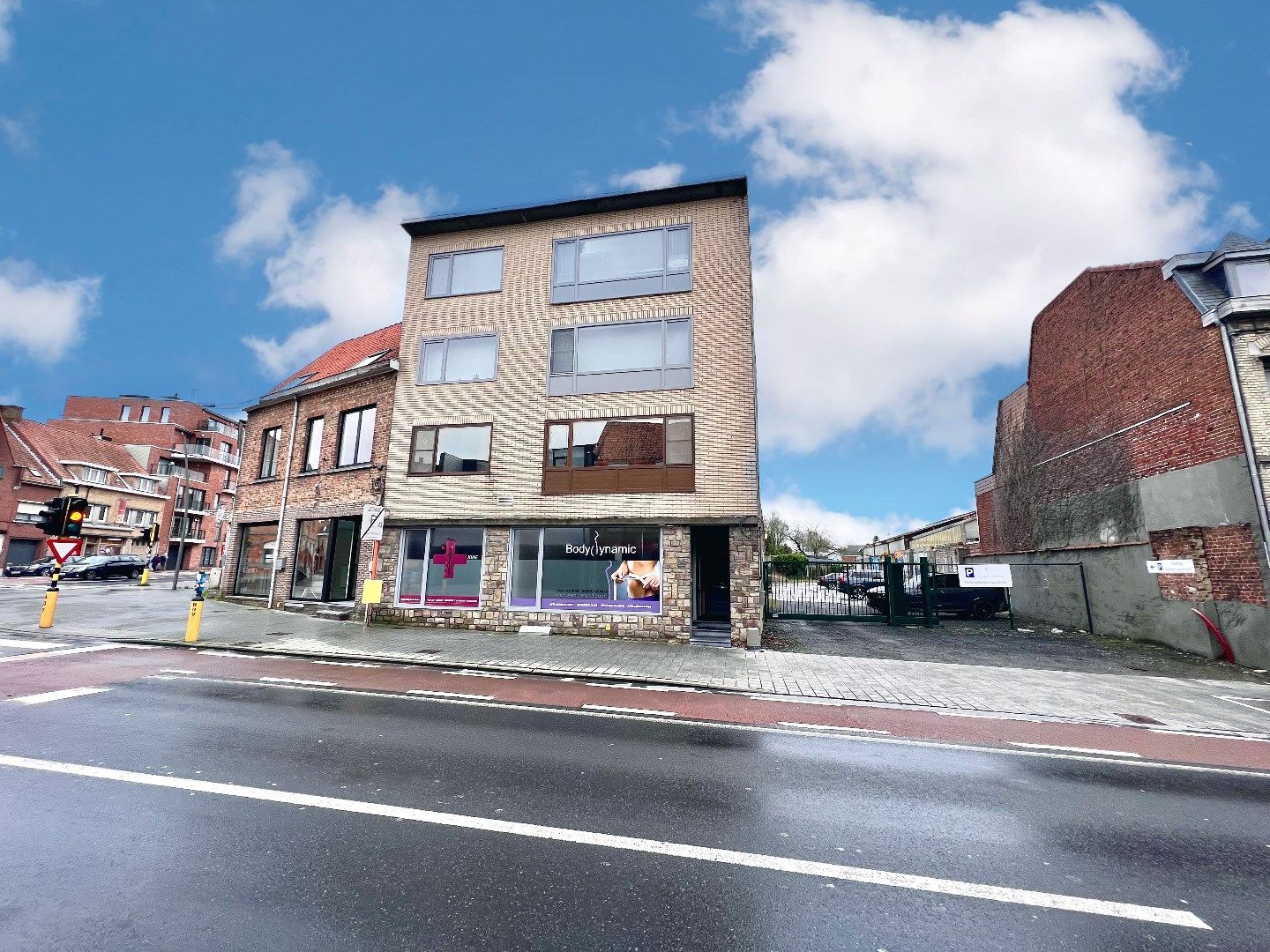 INSTAPKLARE HANDELSRUIMTE (135m²) MET OPTIONELE GARAGE EN TERRAS foto 1