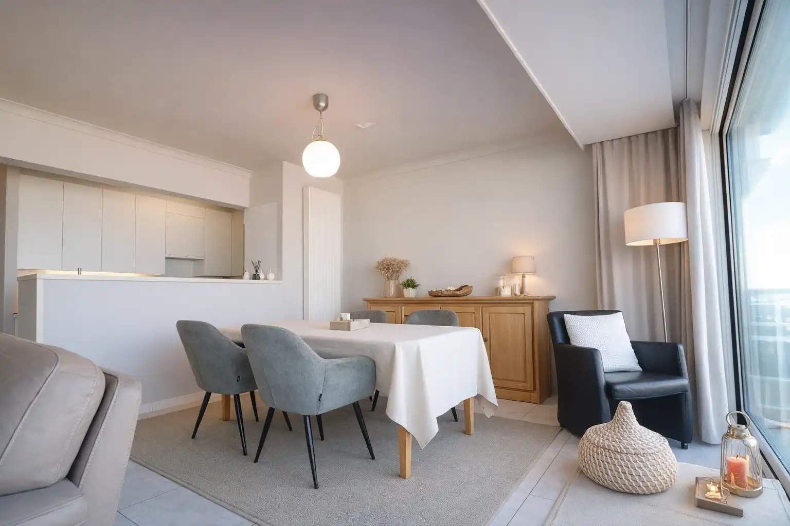 Bijzonder ruim (90 m²), hedendaags 2-slaapkamerappartement met prachtig frontaal zicht op zee.  foto 4