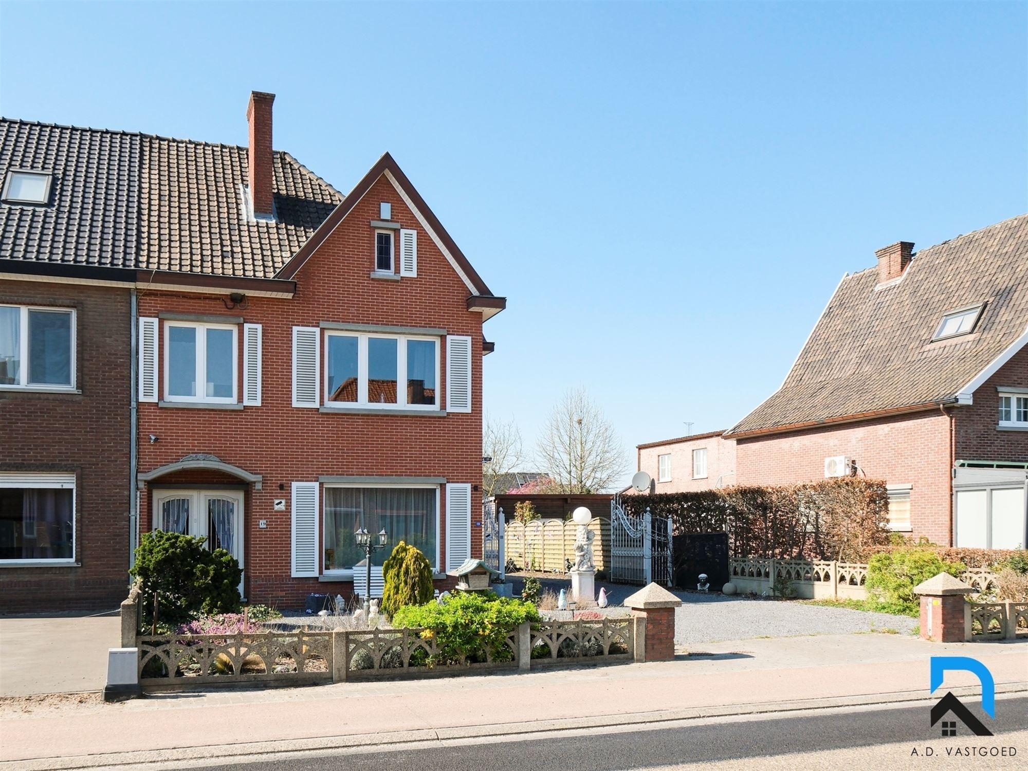 Ruime woning met grote tuin en dubbele garage foto 34
