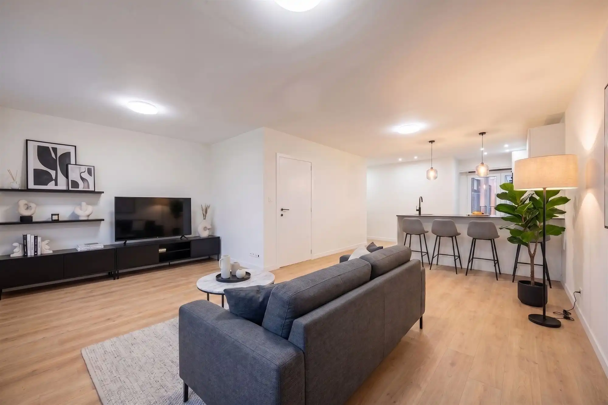 gerenoveerd appartement met terras foto 3