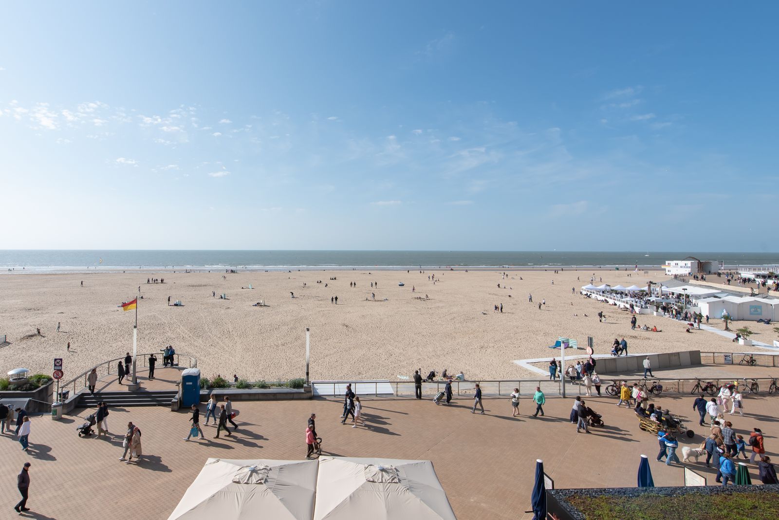 Riant appartement met 2 slpk frontaal zeezicht en magnifiek terras foto 10