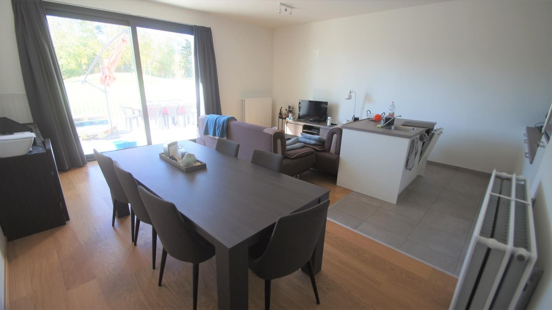 Prachtig app. met 2 slpks, autostaanplaats en ruim terras (55 m²!) foto 3