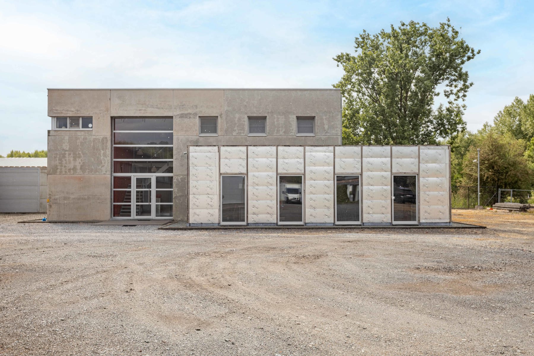 Gebouw met kantoren + woonst + loods op 3670 m2 foto 2