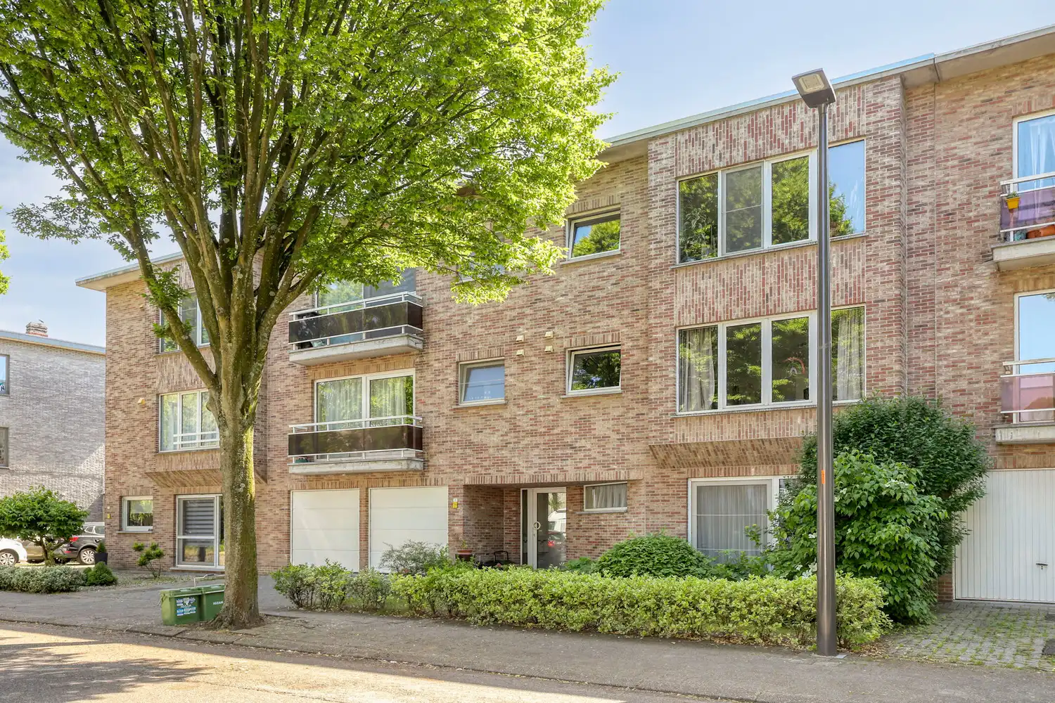 Instapklaar gelijkvloers APP. met 3 slks, dubbele garage en tuin! foto 2