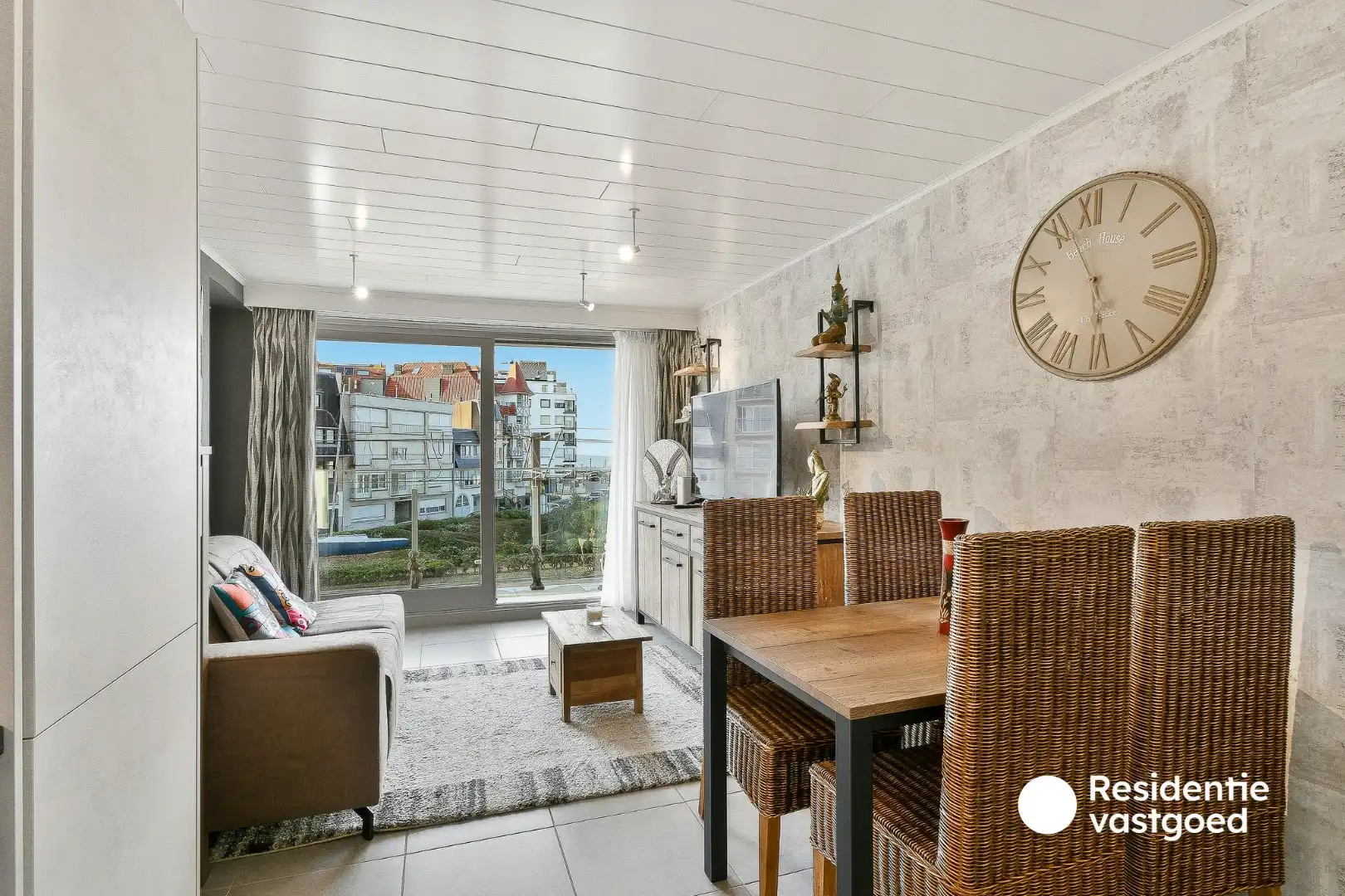 Instapklare studio met aparte slaaphoek en ruim terras foto 7