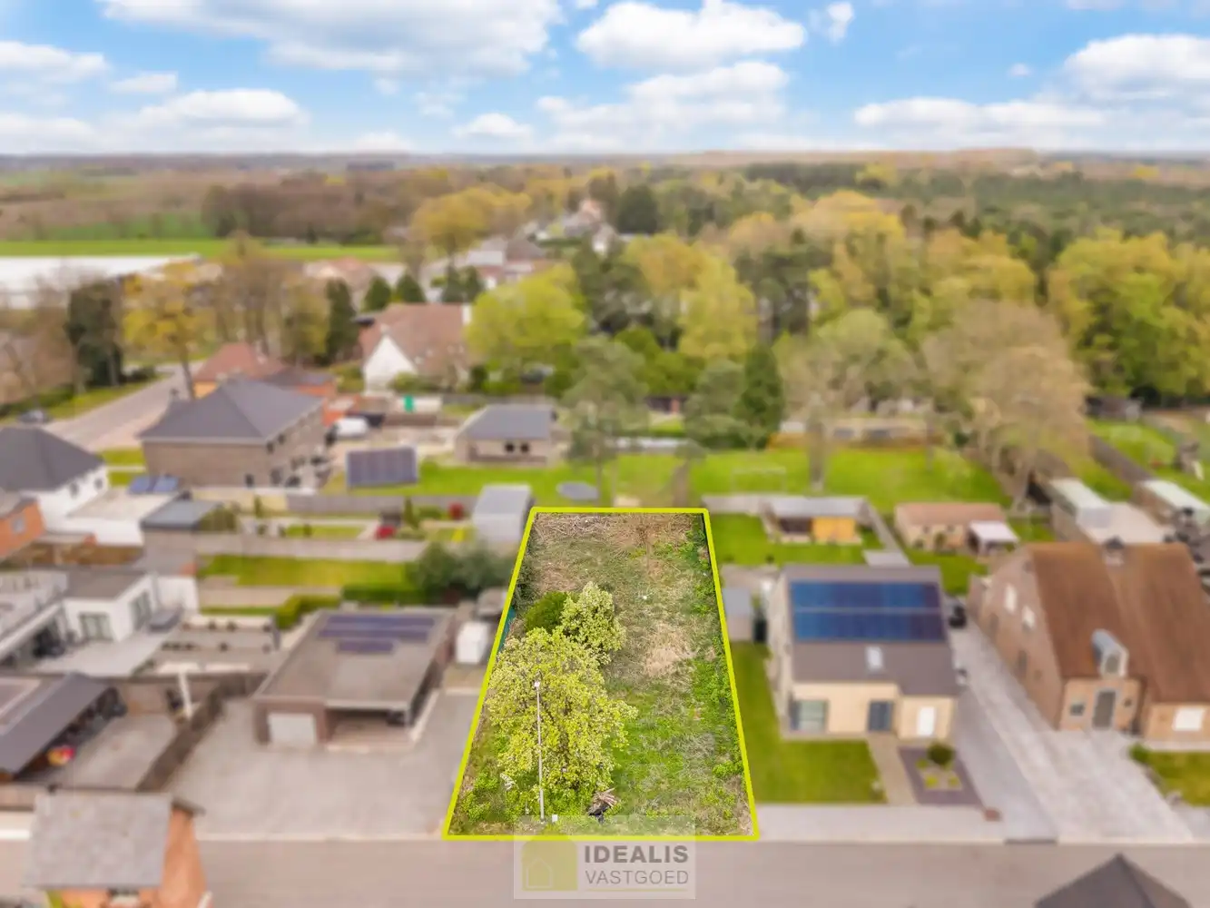 KNAPPE BOUWKAVEL VOOR OPEN BEBOUWING VAN 5A 42CA OP EEN GROENE RUSTIGE LOCATIE IN LOMMEL KOLONIE! Deze bouwkavel met een oppervlakte van 5a 42ca biedt de mogelijkheid voor het bouwen van een prachtige eengezinswoning op een heerlijke plek in een residentiële wijk. Zo zijn basisschool, supermarkt, bakker, apotheek, horeca op fietsafstand bereikbaar. Daarnaast is de bouwkavel gelegen op een steenworp van de grens met Nederland! foto {{pictureIndex}}