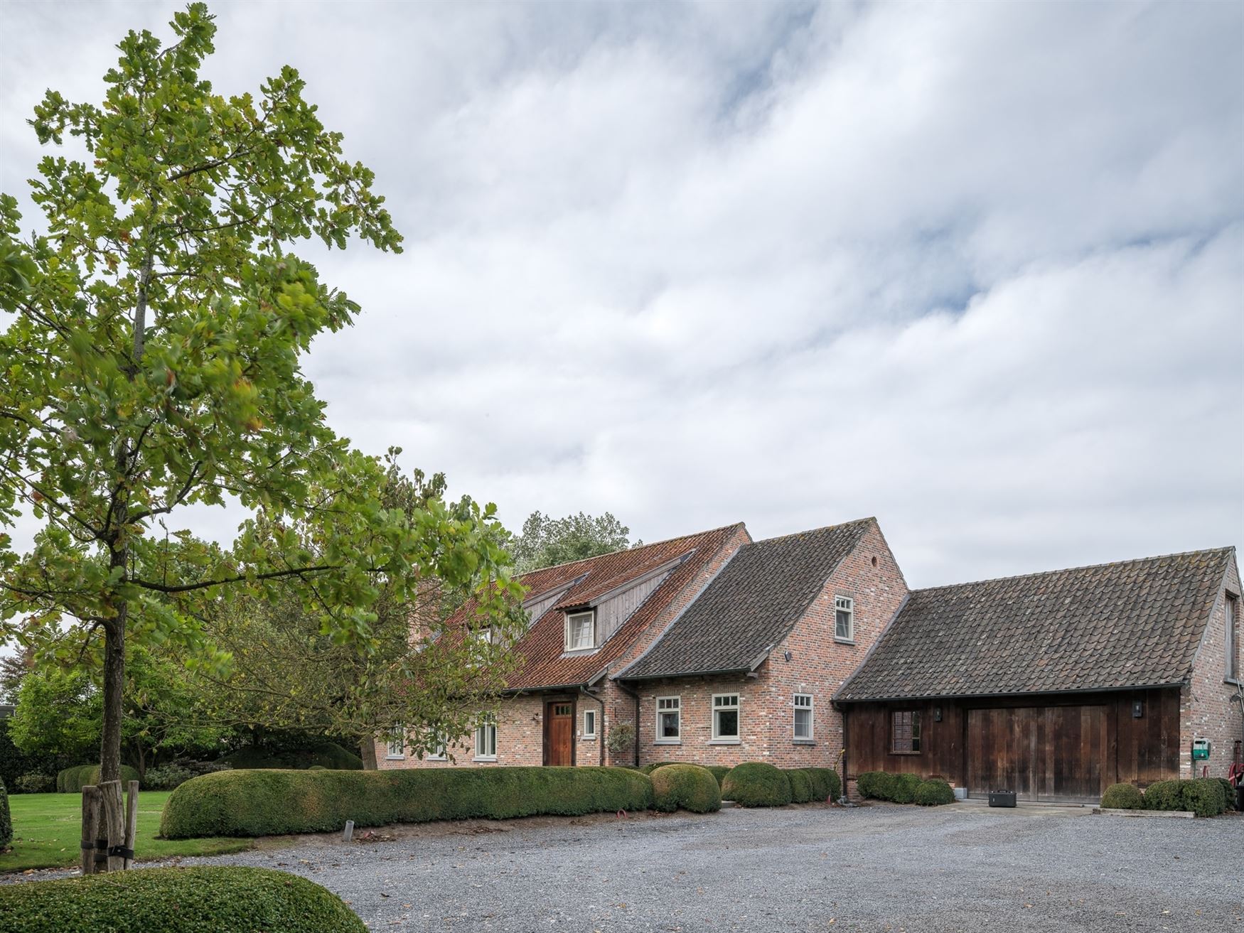 Authentieke charme en duurzame kwaliteit te Lievegem. foto {{pictureIndex}}