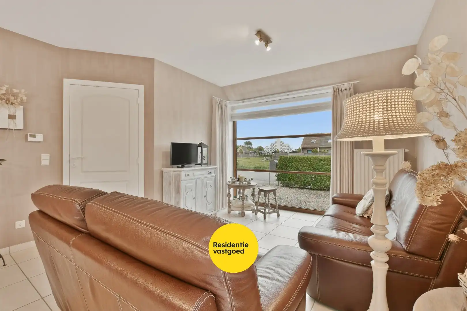Instapklare halfopen bebouwing met 3 slaapkamers en tuin in De Haan! foto 8