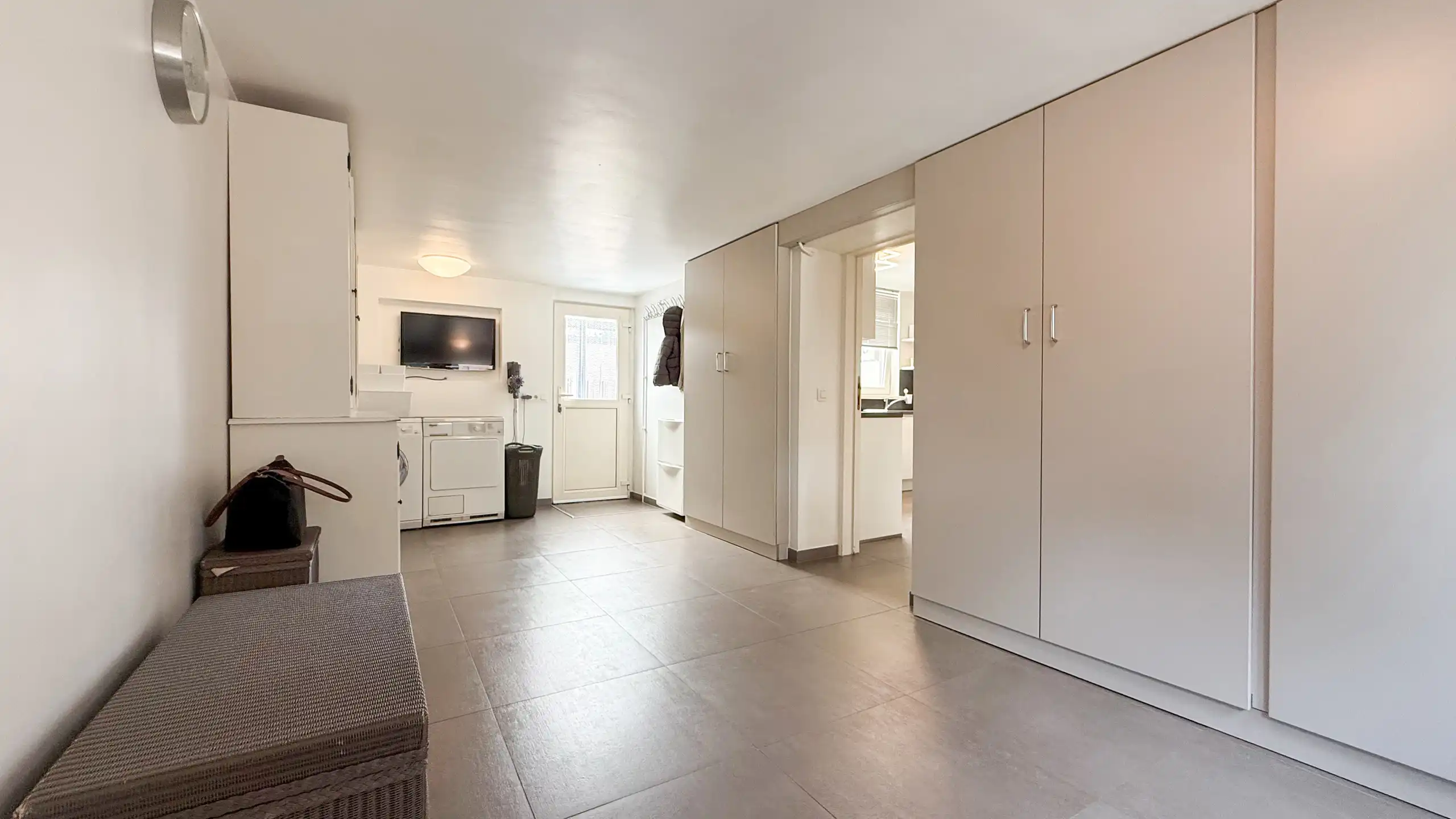 Ruime gezinswoning met 3 slaapkamers en fraaie veranda! foto 19