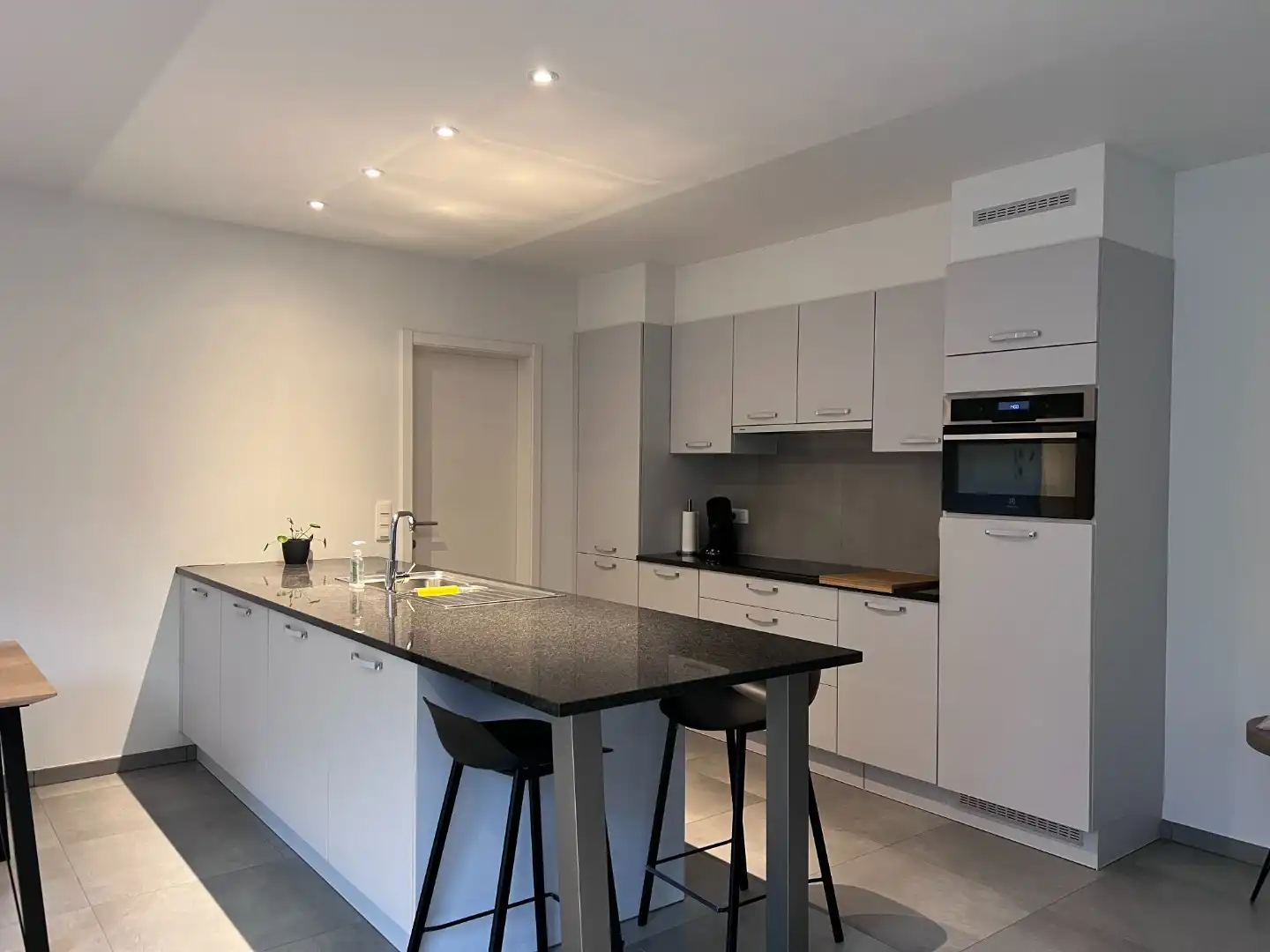 Modern energiezuinig appartement met 2 slaapkamers, terras en inpandige garage in Lievegem foto 4