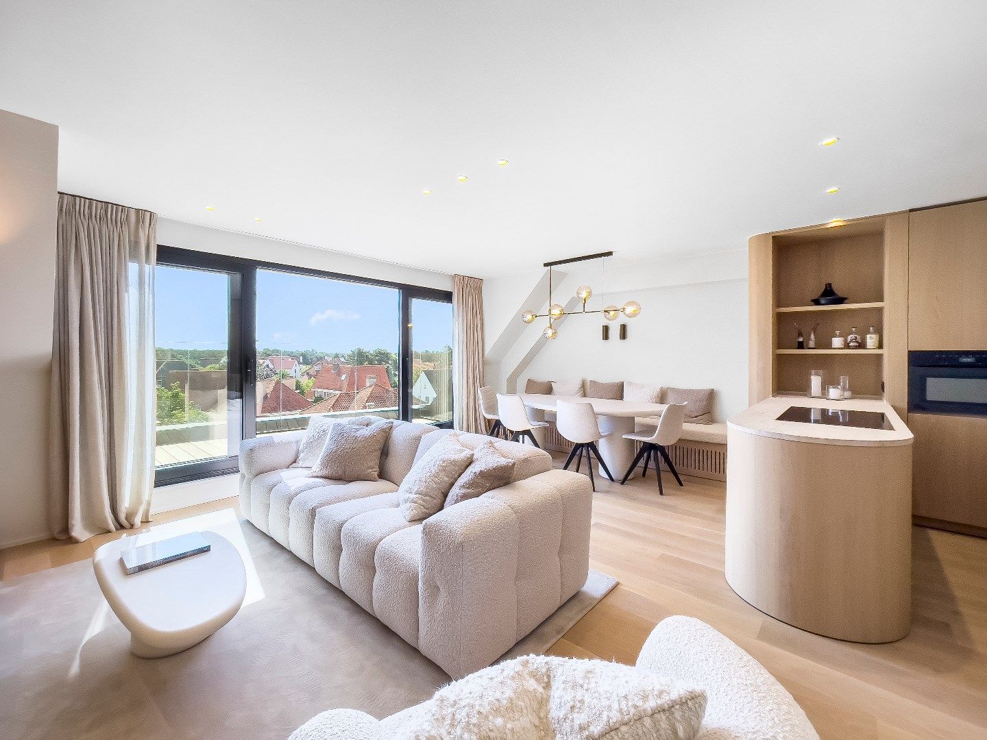 Luxueus afgewerkt duplex dakapp. met open zicht over de villa's van het Zoute, gelegen in het centrum van Knokke. Garage te koop foto 2