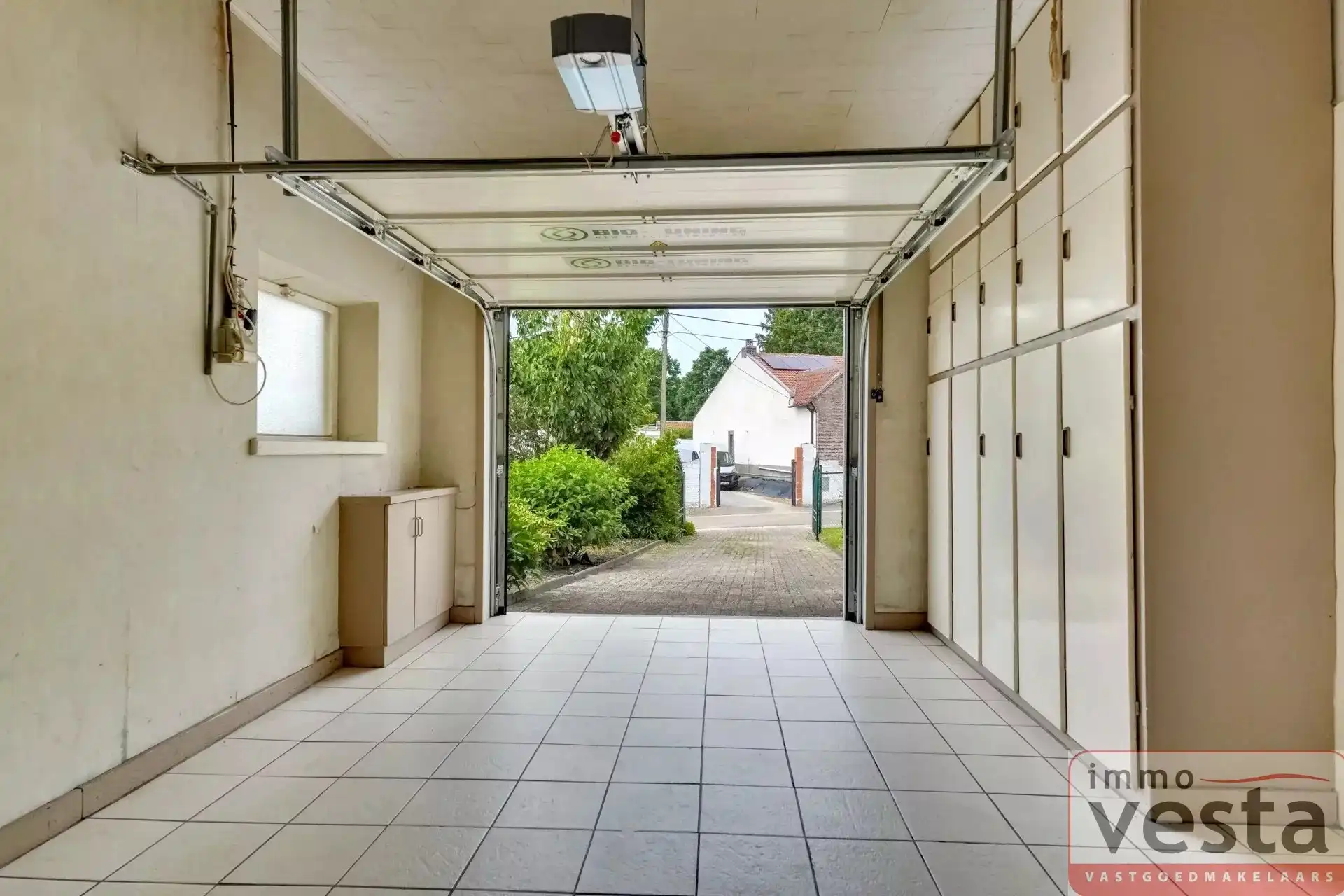 Bungalow met vier slaapkamers, inpandige garage en ruime tuin in Kortessem foto 14