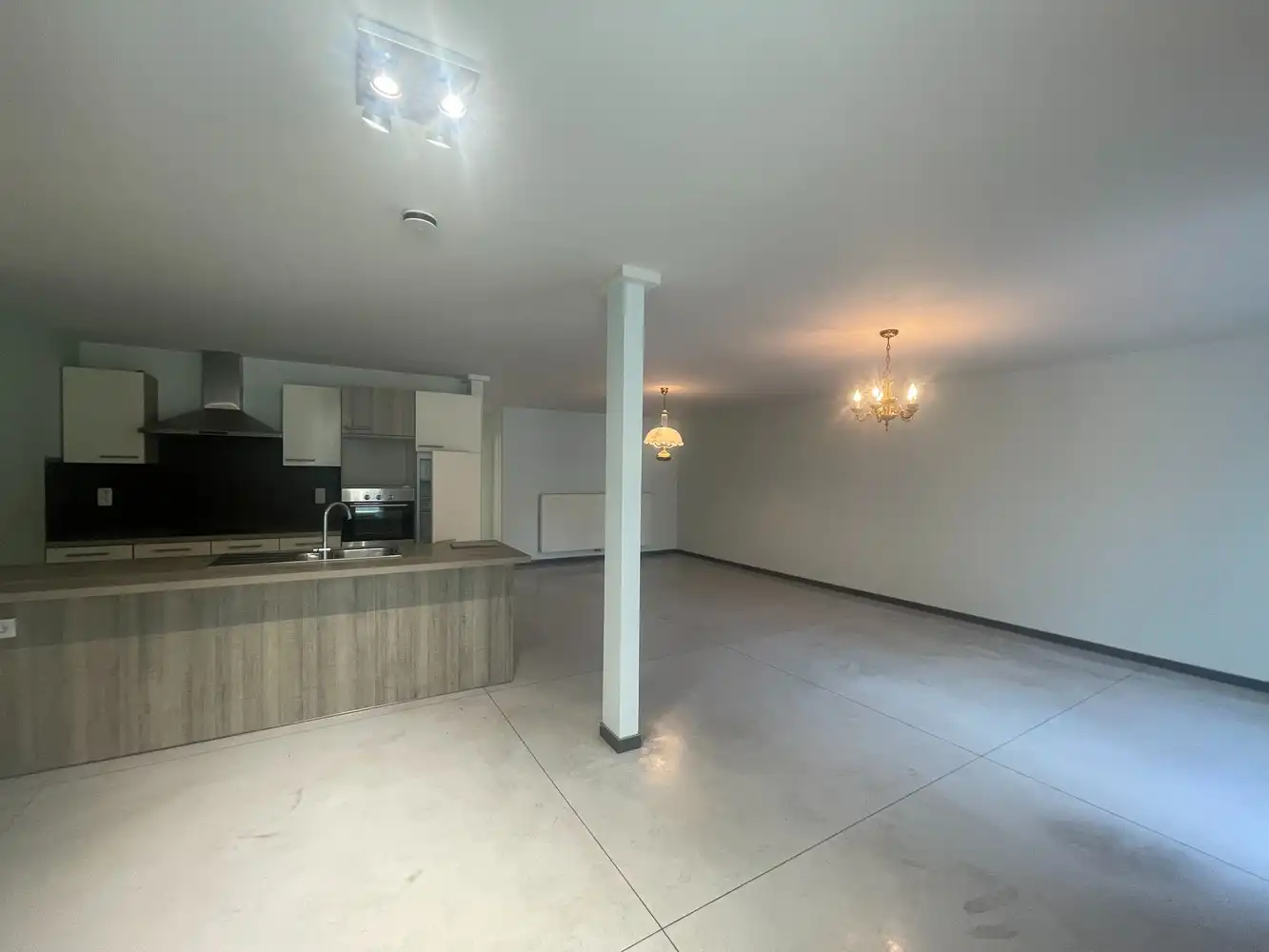 Lichtrijk appartement met balkon in gebouw met lift foto 5