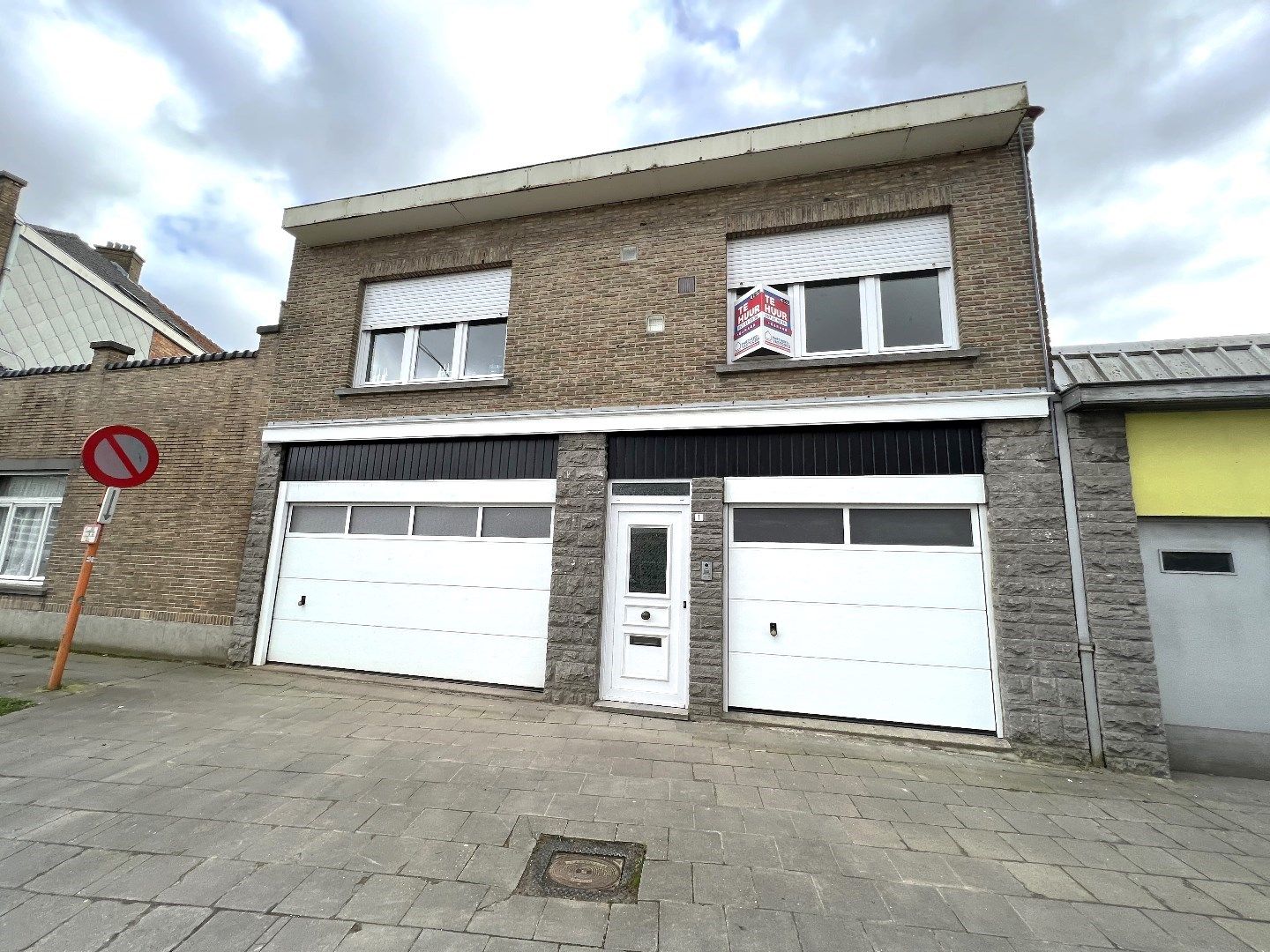 GERENOVEERDE WONING MET 2 SLAAPKAMERS EN GARAGE IN IEPER foto {{pictureIndex}}