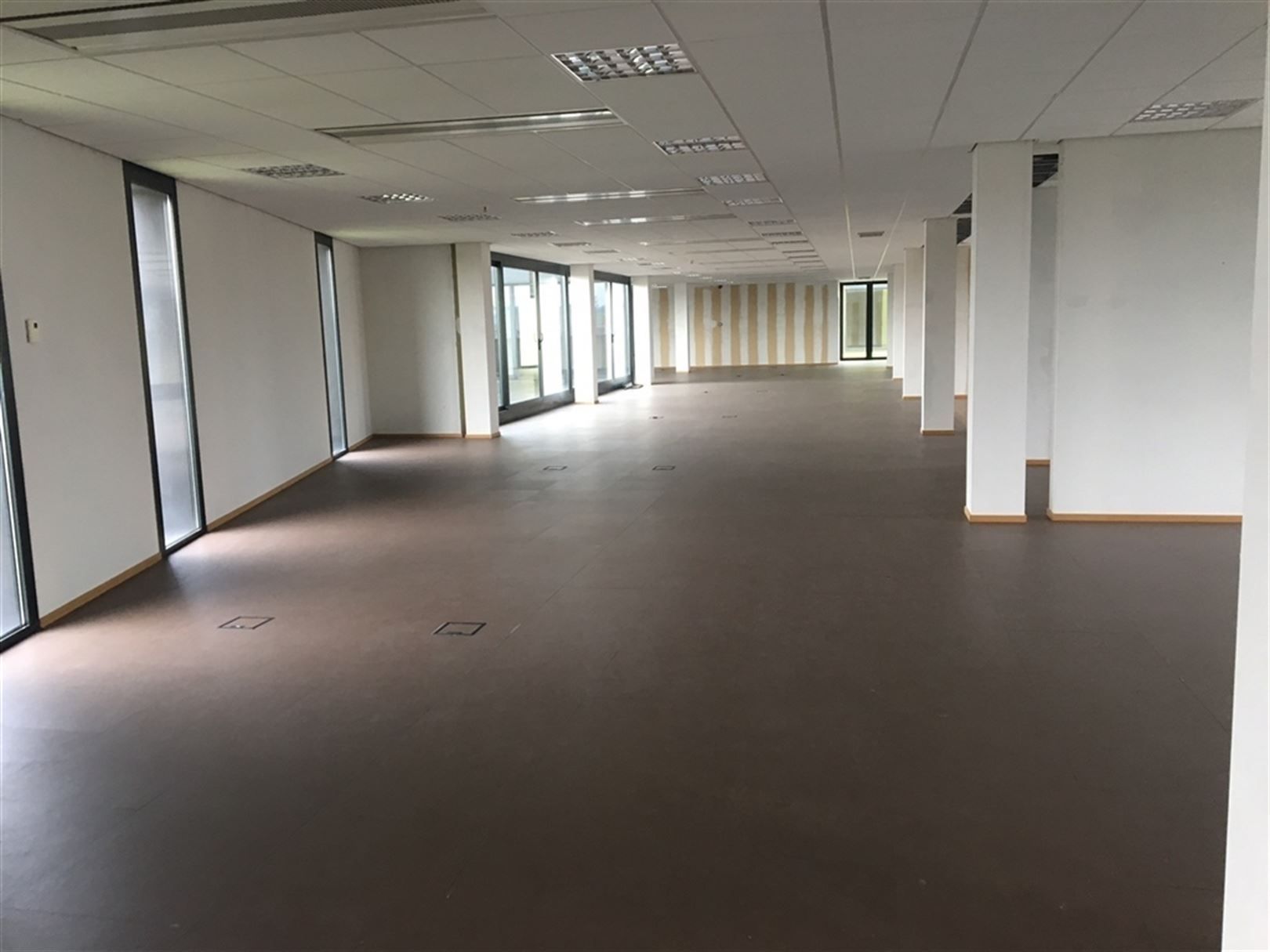 Atypisch kantoorgebouw naast de luchthaven biedt een opsplitsbare ruimte vanaf 440m² op het 1e verdiep. foto 15