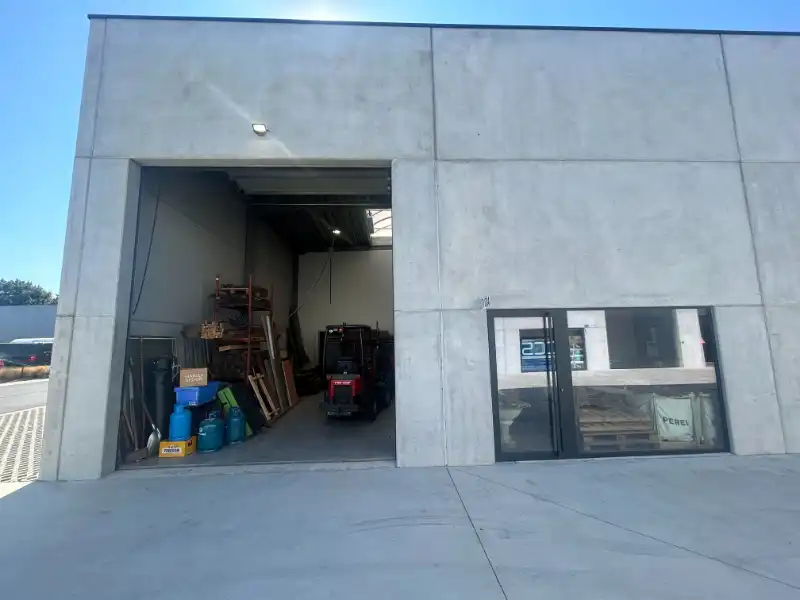 Recent magazijn van 112 m² op toplocatie in Evergem foto 2