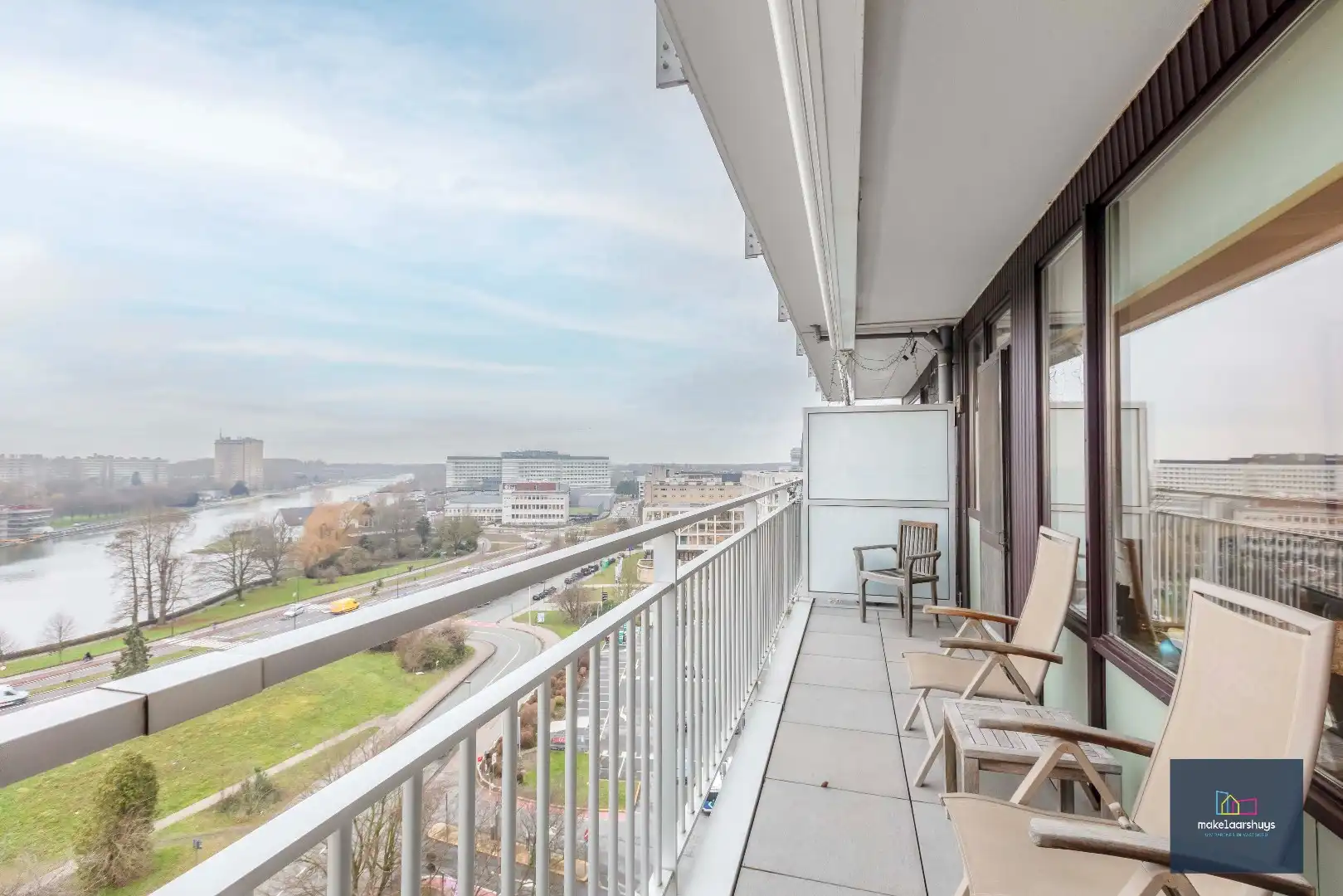 Ruim 2 slaapkamerappartement met garagebox nabij de Blaarmeersen foto 18