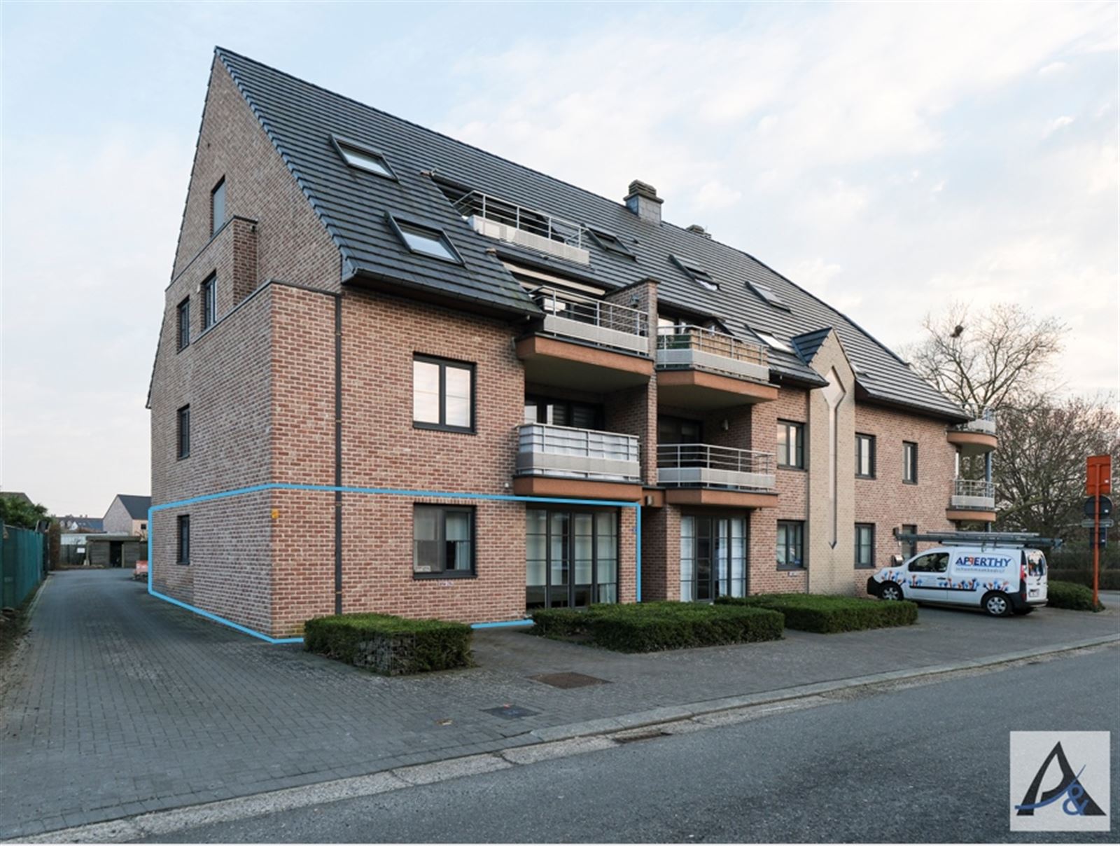 Ruim Gelijkvloers Appartement van 107 m² met twee autostaanplaatsen foto {{pictureIndex}}
