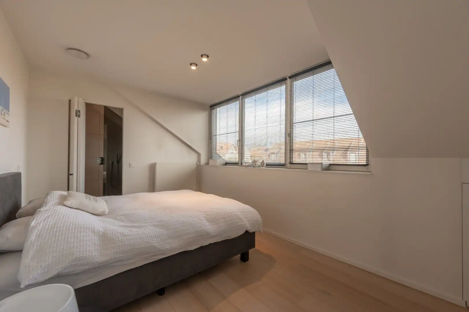 Lichtrijke bel-etage woning nabij van het Oosthoekplein in Het Zoute foto 22