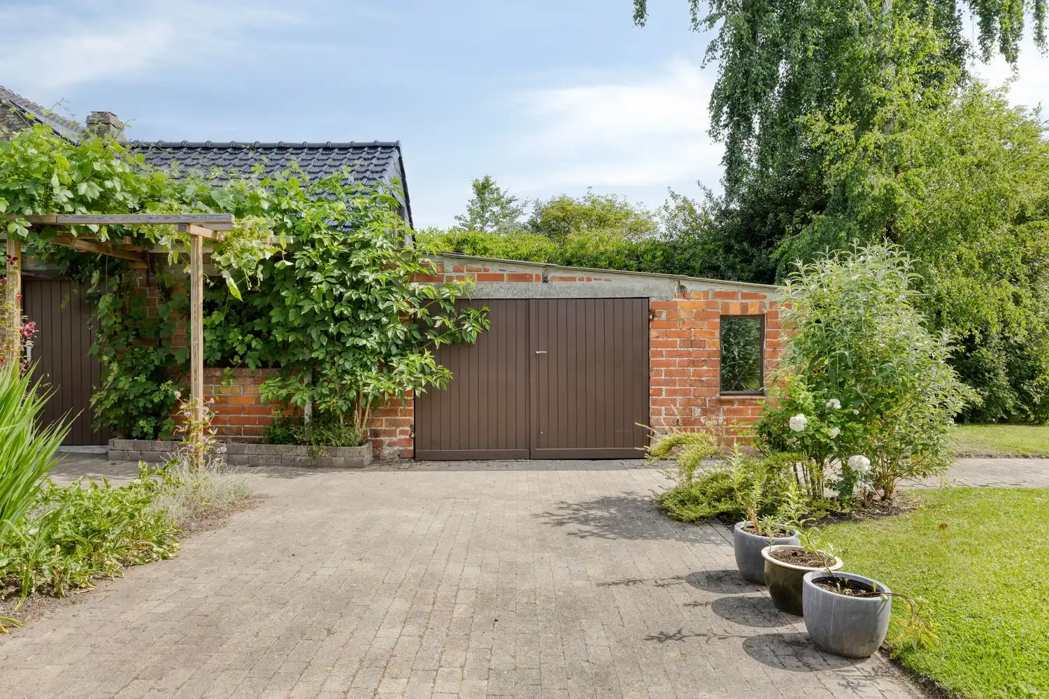 Te koop in Veldegem: Ruime gezinswoning met 5 slaapkamers, garage en riante, pittoreske tuin foto 29