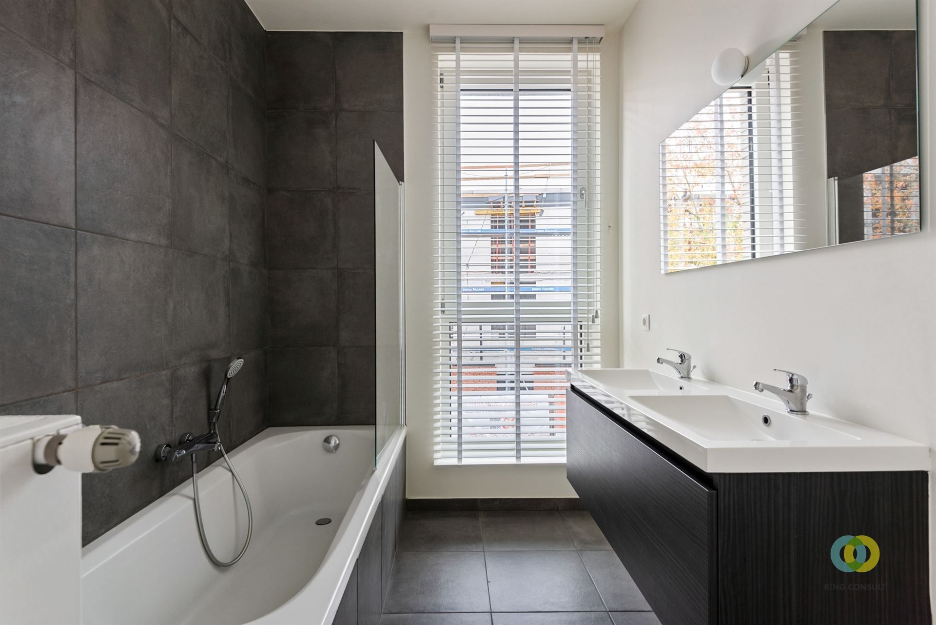 Mooi appartement met twee kamers en terras foto 12