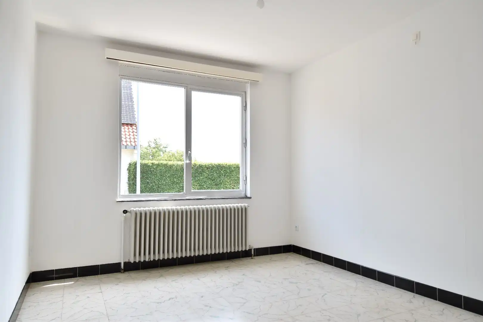 Verzorgde bel-etage met 3 garages (verhuurd op vandaag!) op toplocatie te koop in Gullegem foto 6