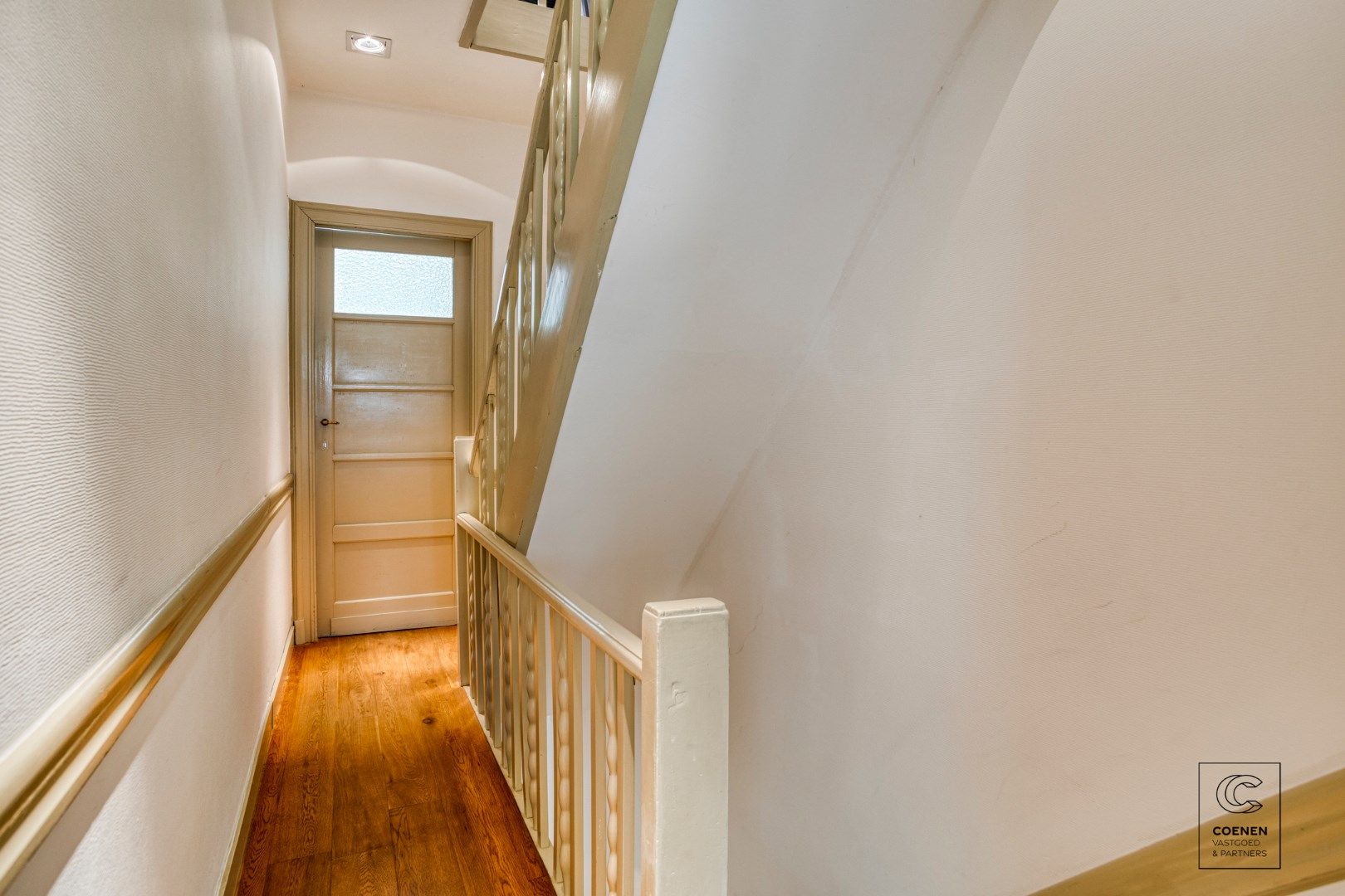 Instapklaar herenhuis van 241 m² met drie slaapkamers, gelegen in Mortsel! foto 9
