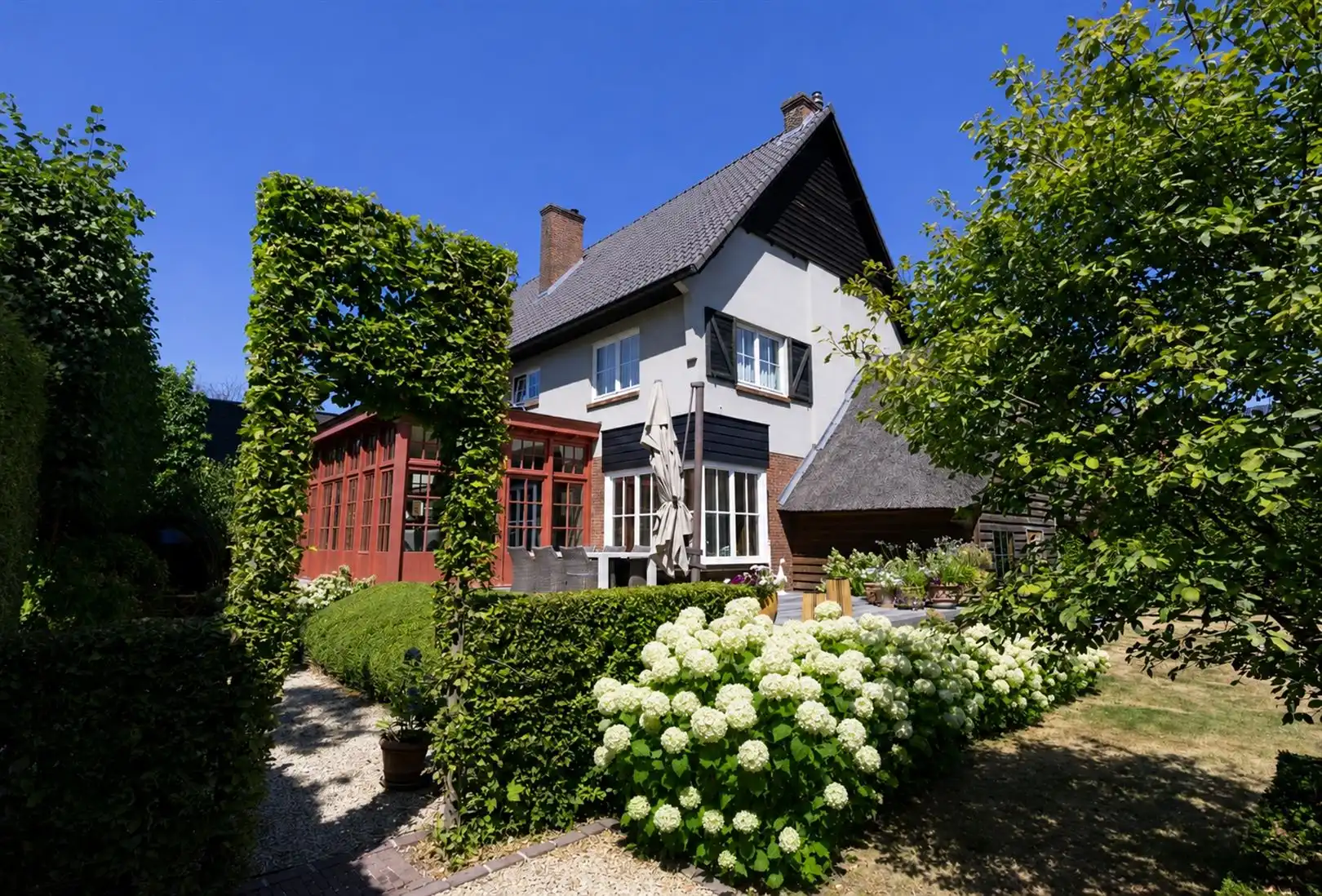 Hoofdfoto van de publicatie: Instapklare villa binnen de Grote Ring 