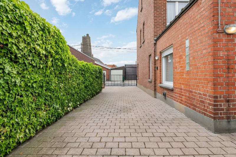 Ledegem-centrum. Sterk gebouwde half open bebouwing met 3 slaapkamers, bijgebouw en extra mogelijkheden. Perceel +/- 346m2. Te vernieuwen ! foto 12