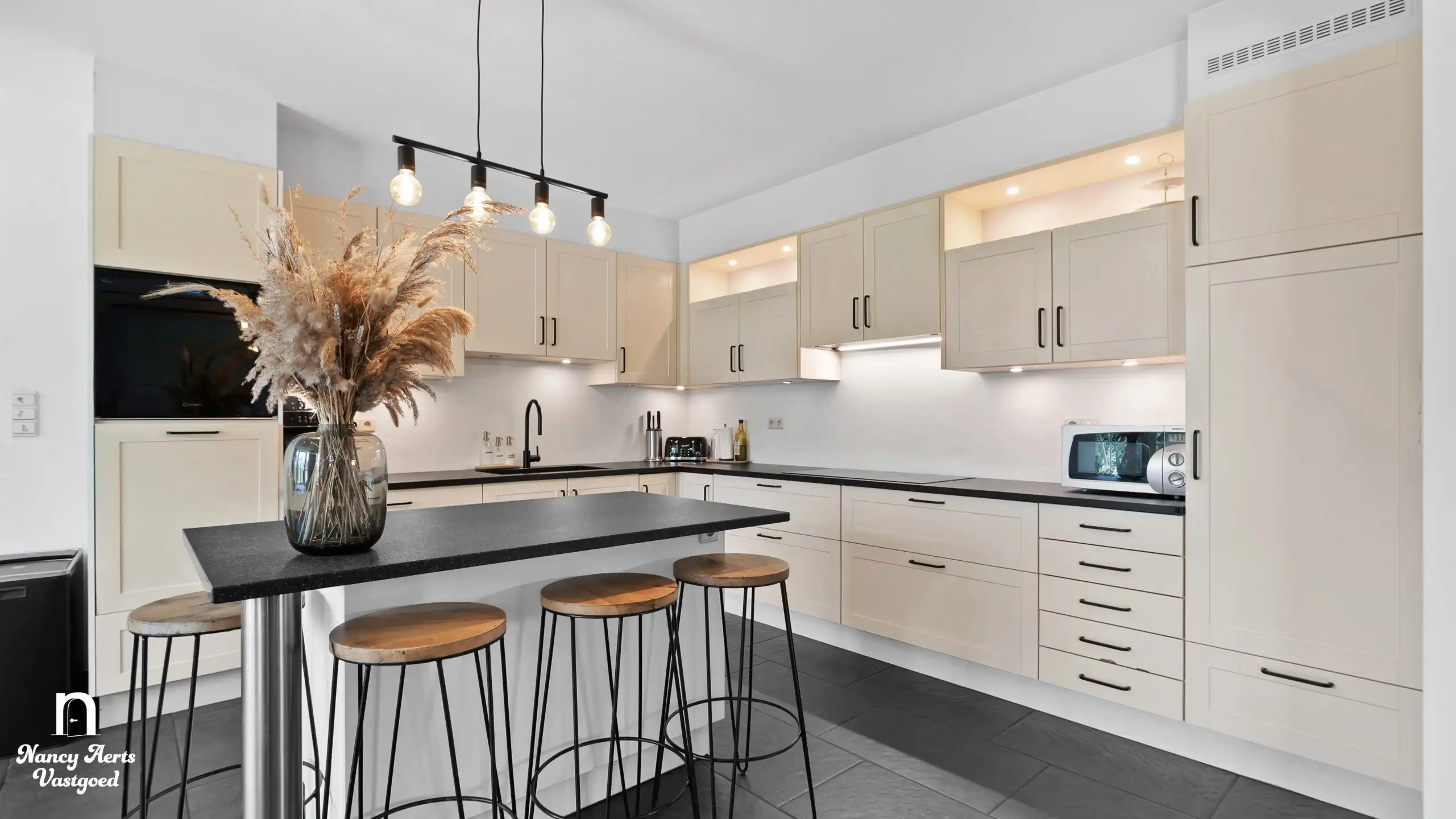 Verrassend ruime woning met aparte studio op rustige locatie foto 11