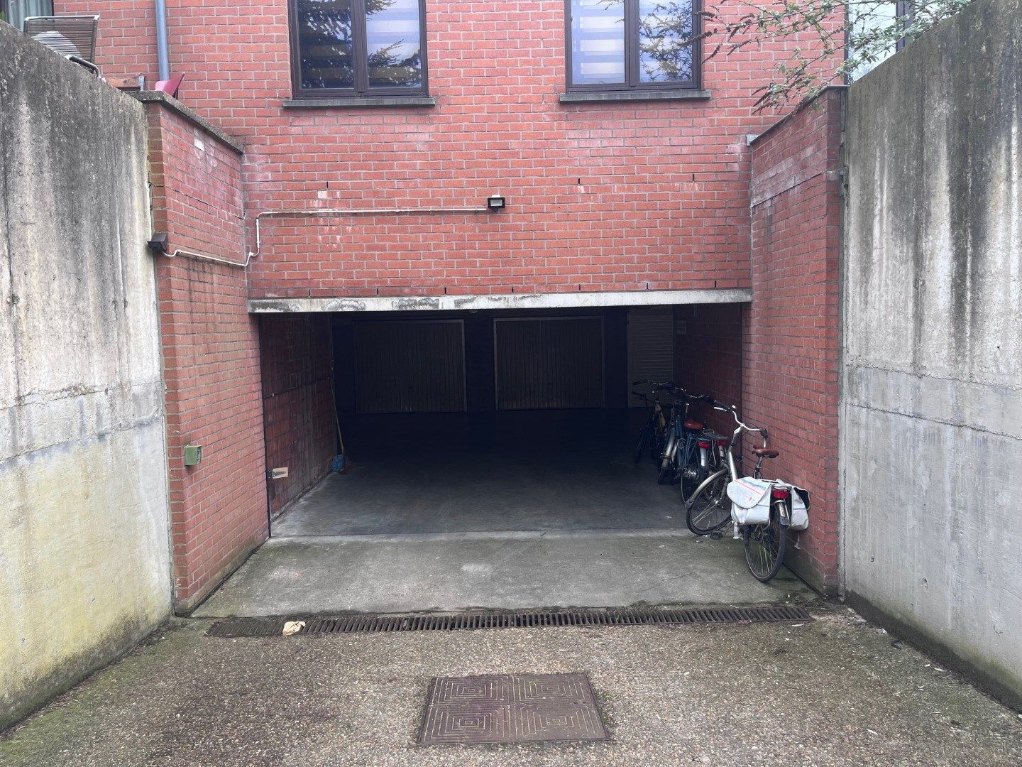 Ondergrondse garagebox met metalen kantelpoort, in Res. Cederboom, inrit Greenhillstraat foto 5