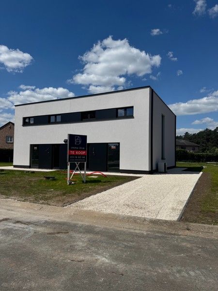 Halfopen nieuwbouw met tuin en terras. foto {{pictureIndex}}