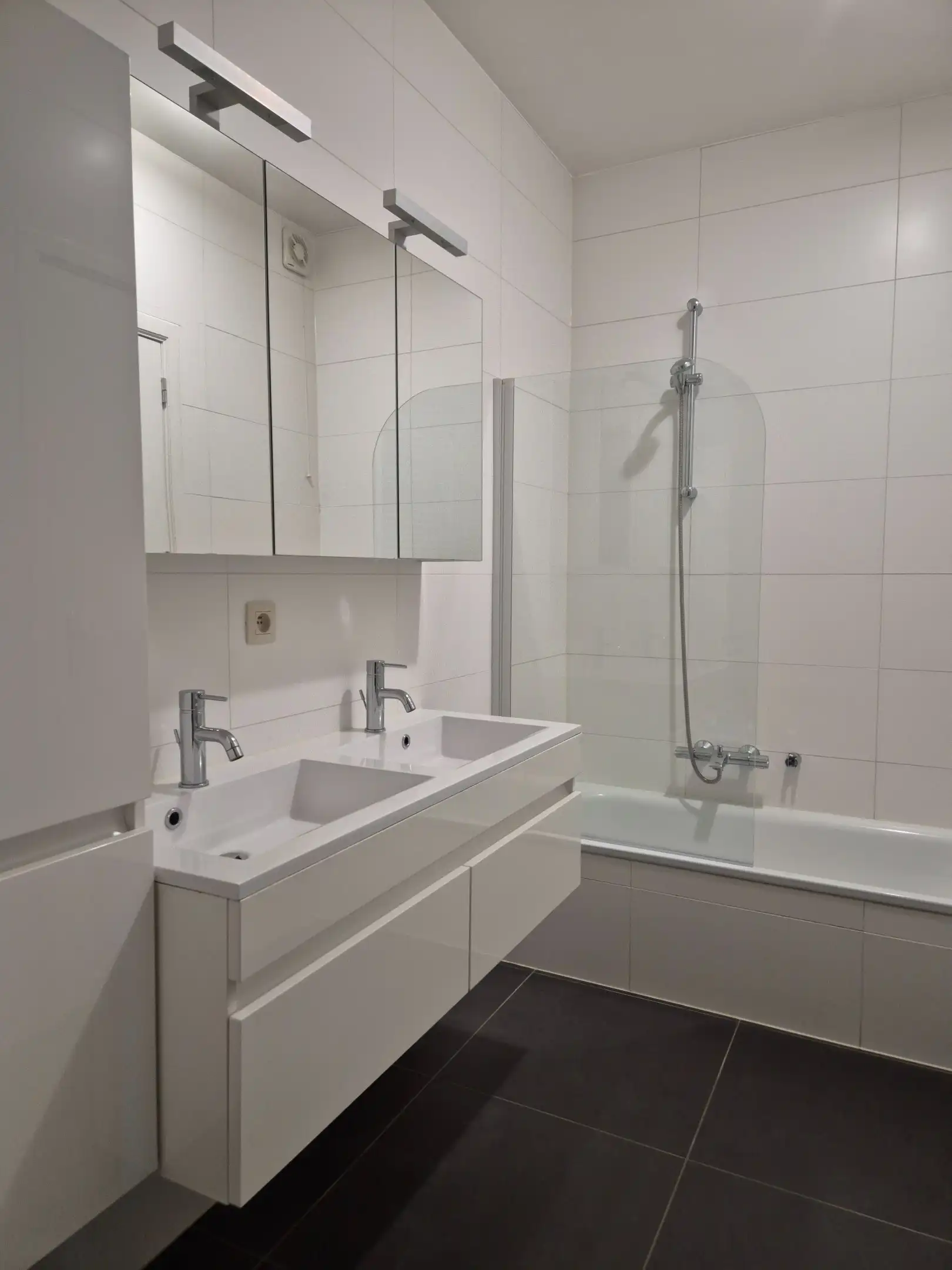 Gelijkvloers appartement met groot terras, tuin en garage. foto 12