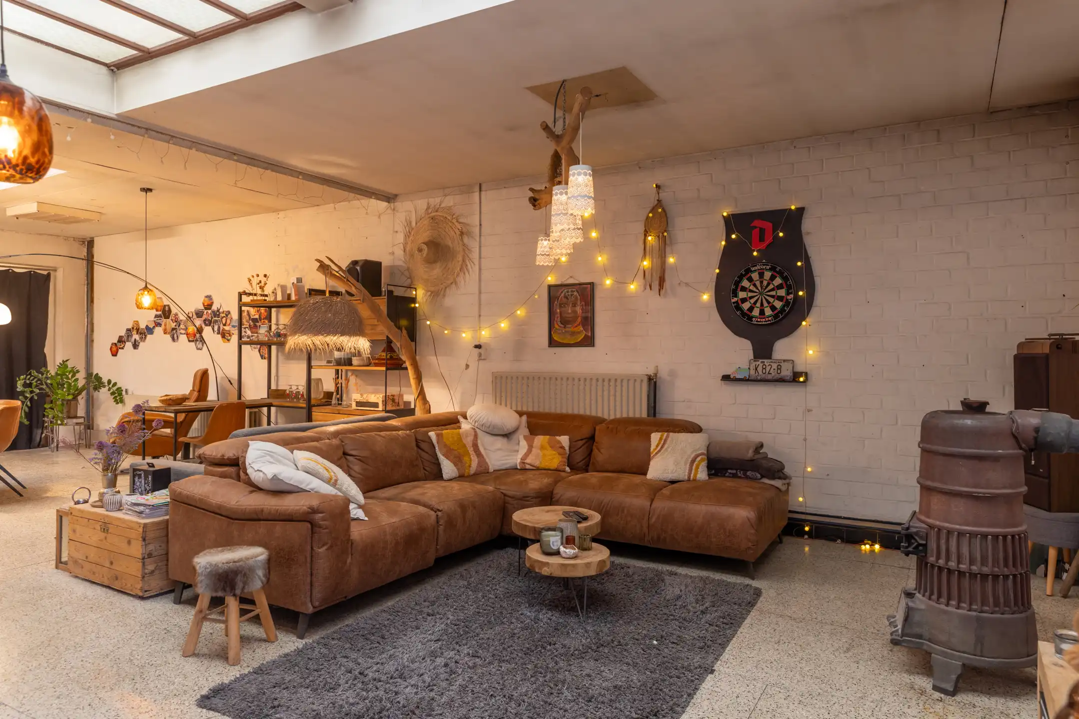 Ruime woning met tal van mogelijkheden en ruime garage  foto {{pictureIndex}}
