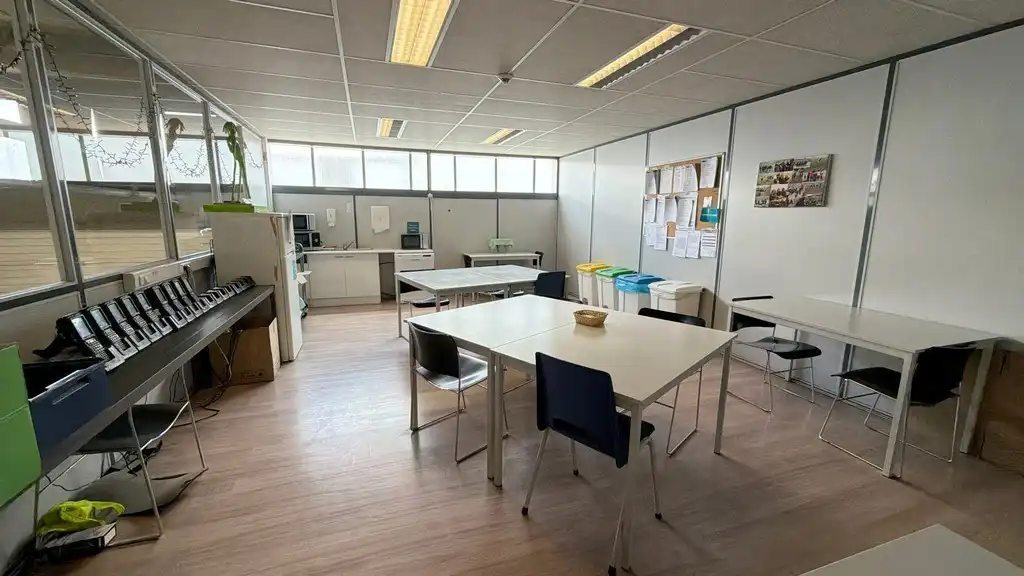 Magazijn met loskades en kantoren te huur vlakbij de haven van Antwerpen foto 13