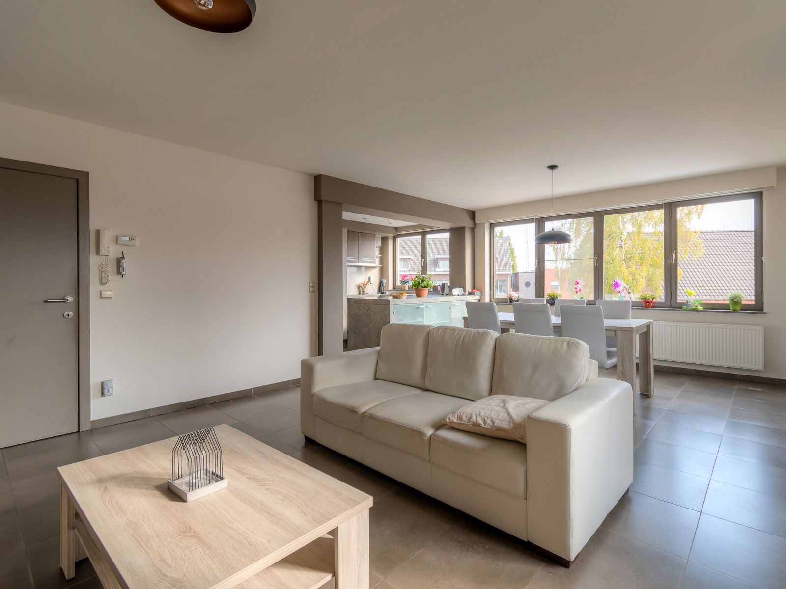 Een appartement op de 1ste verdieping met 2 slaapkamers, terras en autostaanplaats in Merksplas. foto 3