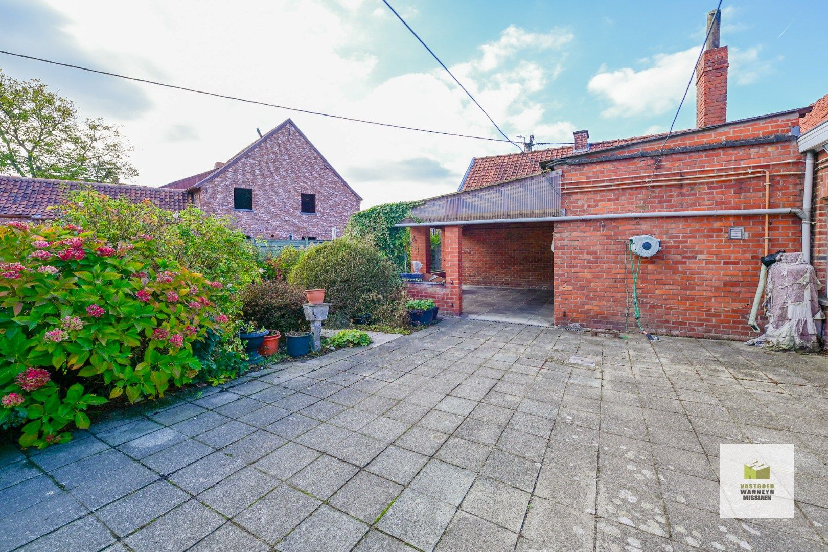 Gelijkvloerse te renoveren of herop te bouwen woning op 811m2 aan bosrand te Hertsberge foto 9