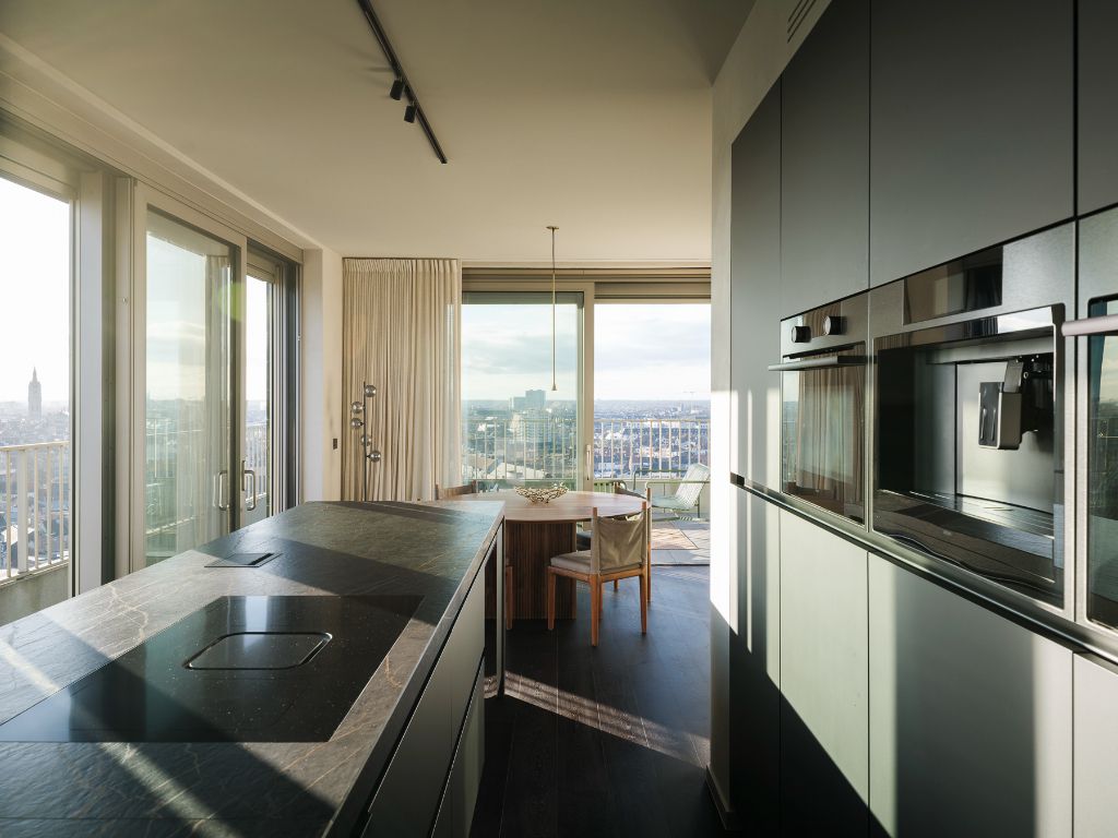 Luxe penthouse (bj. 2021) met twee kamers en een uitzonderlijk terras met panoramisch zicht over Gent en zijn torens. foto {{pictureIndex}}