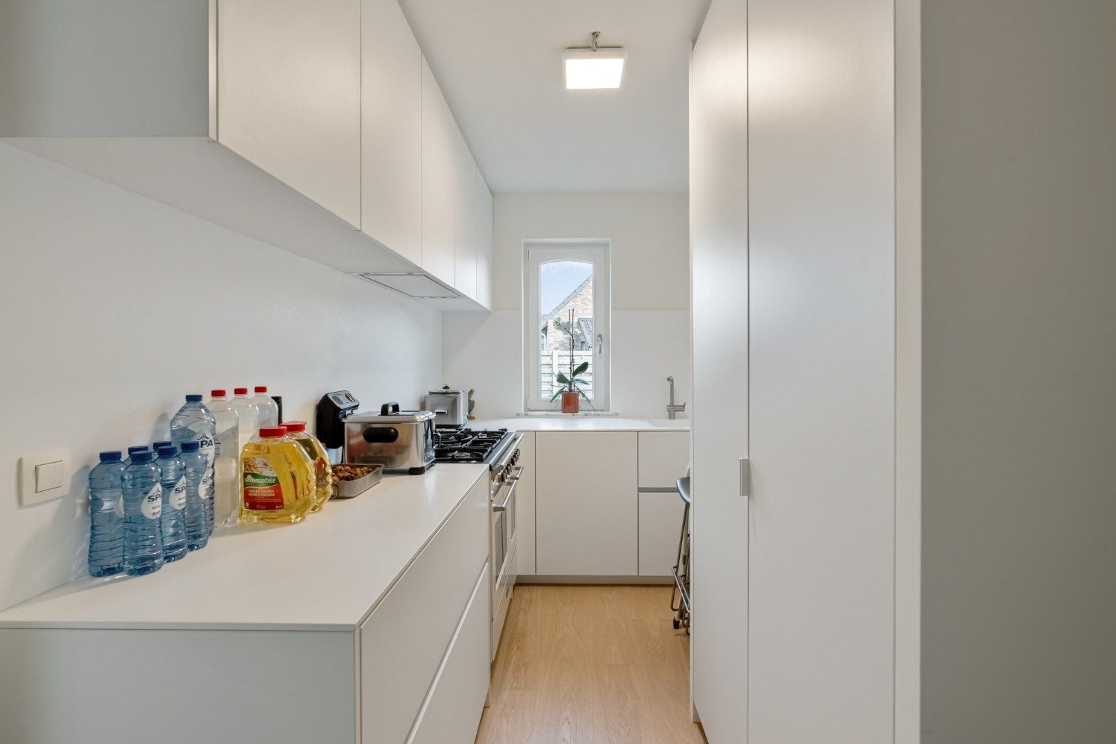 Verrassende villa met luchtig interieur en grote tuin foto 16