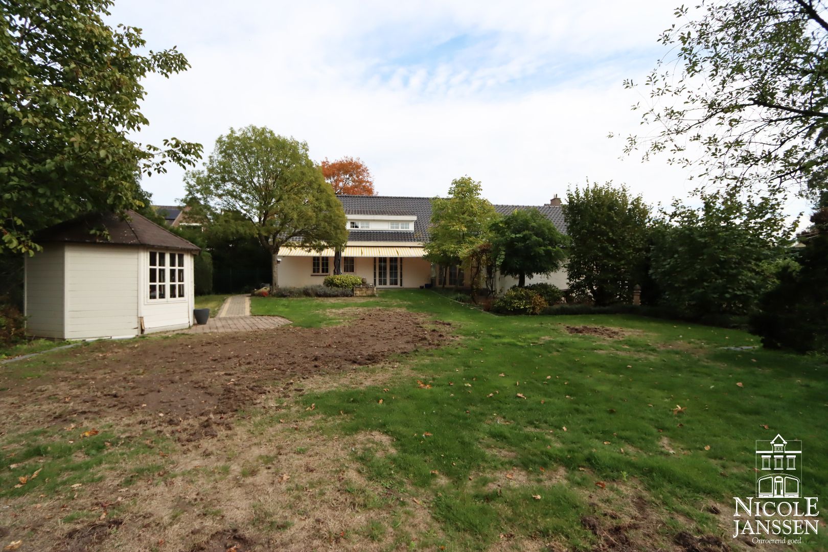 Zeer ruime gezinswoning met vier slaapkamers, inpandige garage en mooie tuin foto 2
