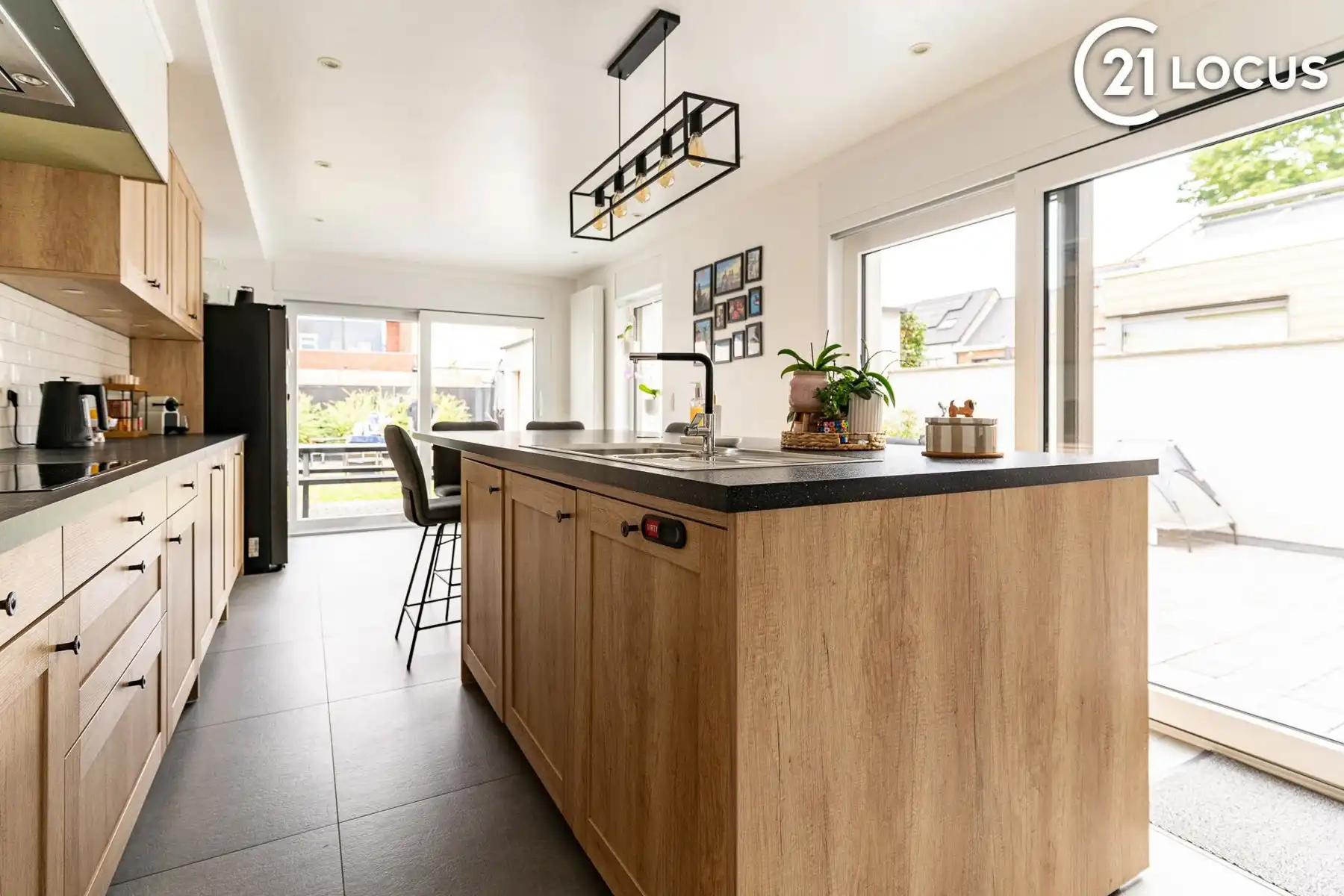 Lichtrijke woning met ruime leefkeuken en garage foto 8