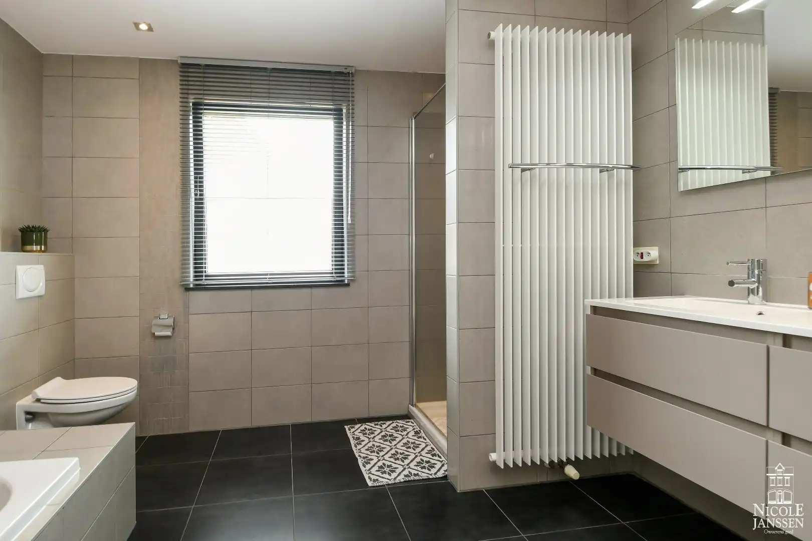 Instapklare goed onderhouden gezinswoning met mooie tuin met gezellig overdekt terras foto 23