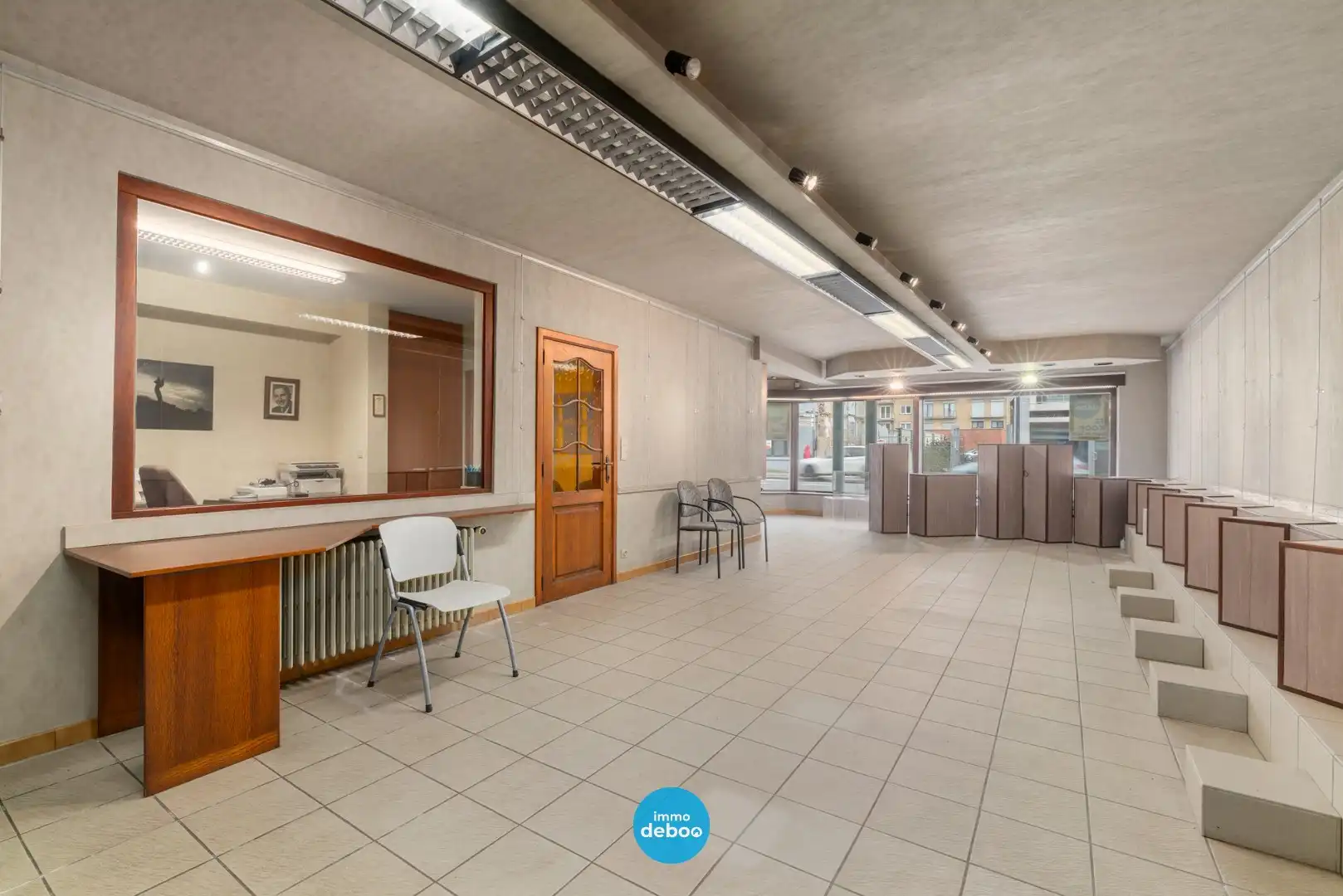 Ruim handelspand met meerdere parkeerplaatsen foto {{pictureIndex}}