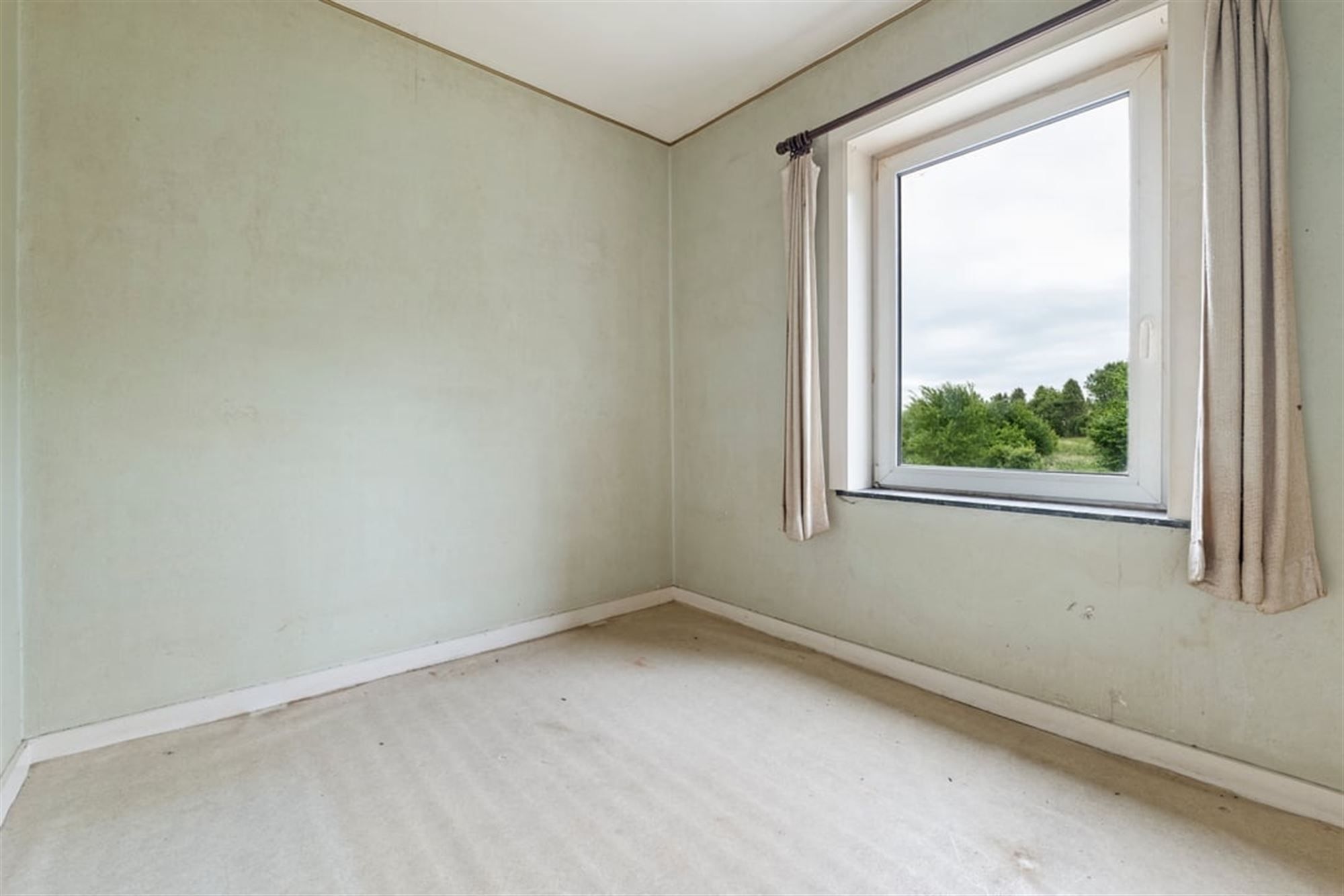 TE RENOVEREN GEZINSWONING MET LOODS IN HET LANDELIJKE GINGELOM  foto 22