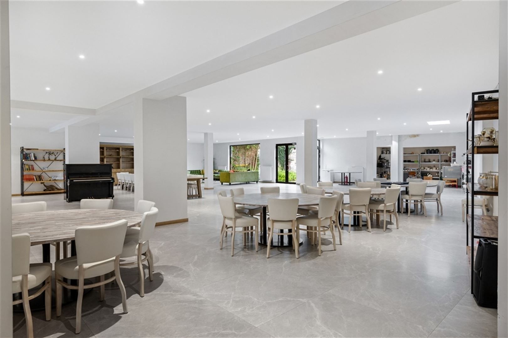 Commercieel gelijkvloers te koop in Wilrijk foto 2