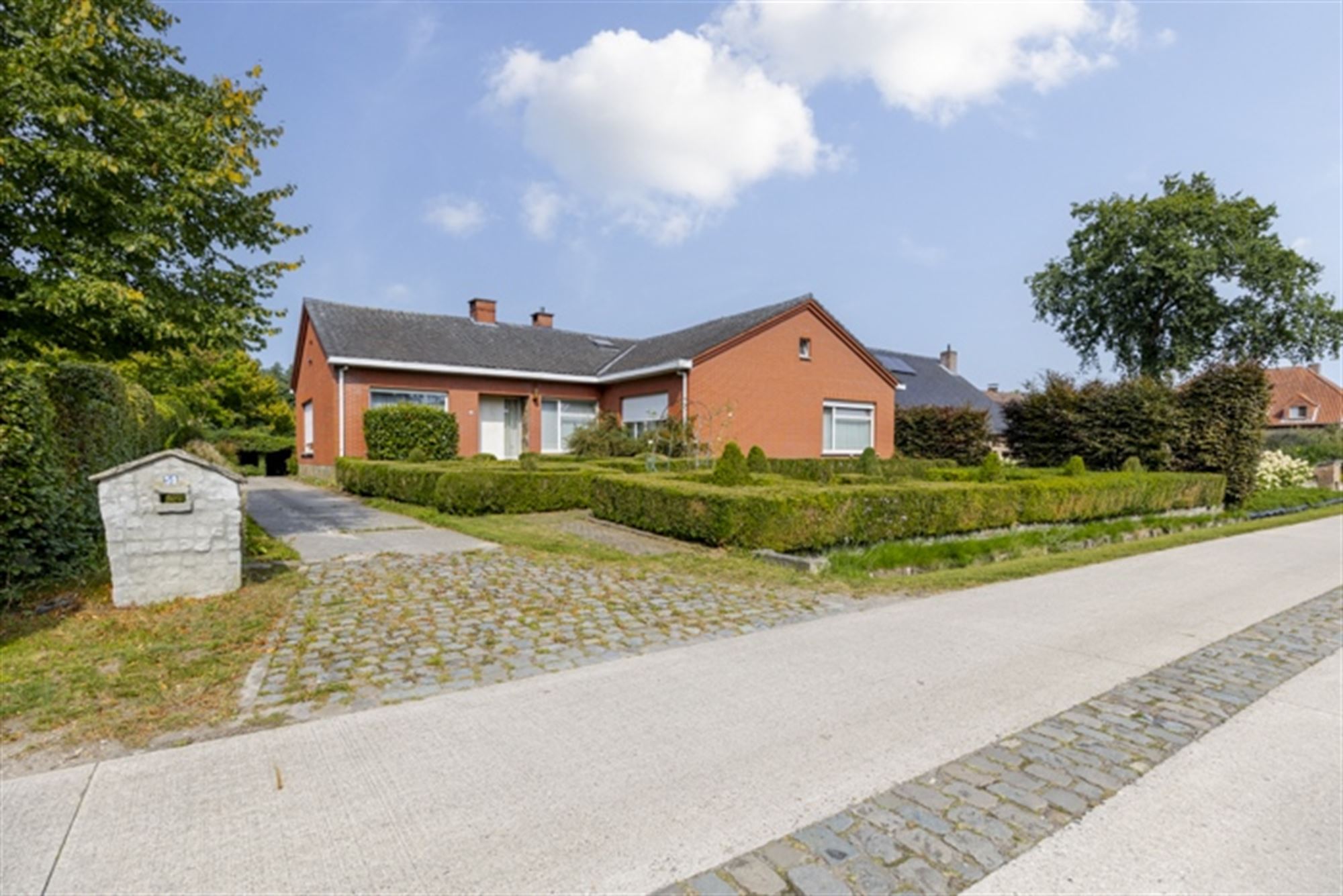 Hoofdfoto van de publicatie: Landhuis met bijgebouwen op 3835 m² op rustige ligging