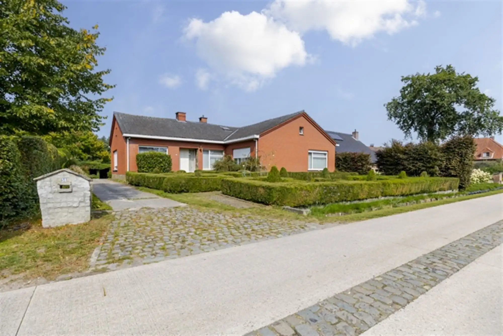 Hoofdfoto van de publicatie: Landhuis met bijgebouwen op 3835 m² op rustige ligging