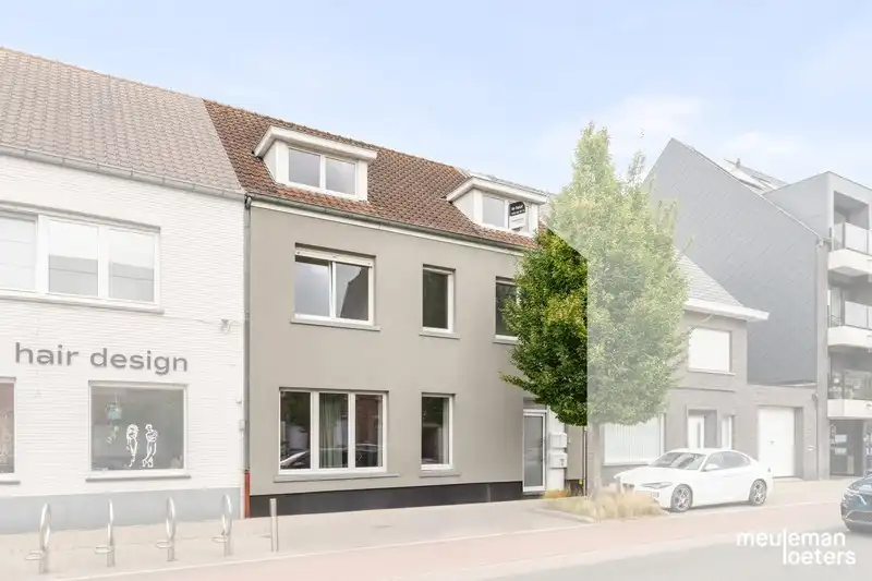 Interessant opbrengsteigendom met 4 appartementen foto {{pictureIndex}}