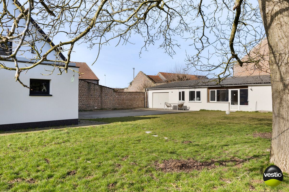 RUIME RUSTIG GELEGEN WONING MET 3 SLK EN POLYVALENT BIJGEBOUW OP 23A75CA. foto 32