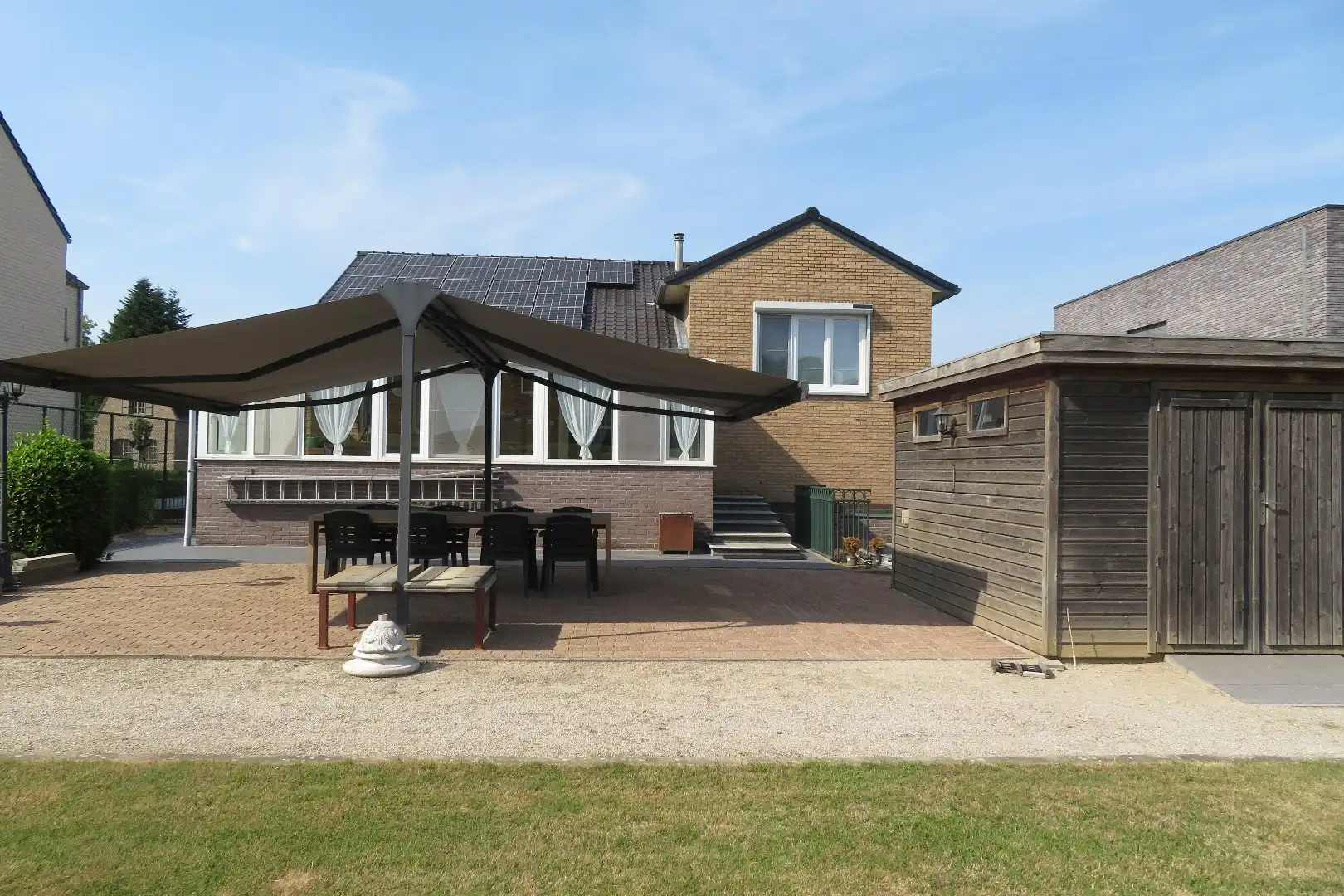 Compleet gerenoveerde gezinswoning met diepe tuin foto 2